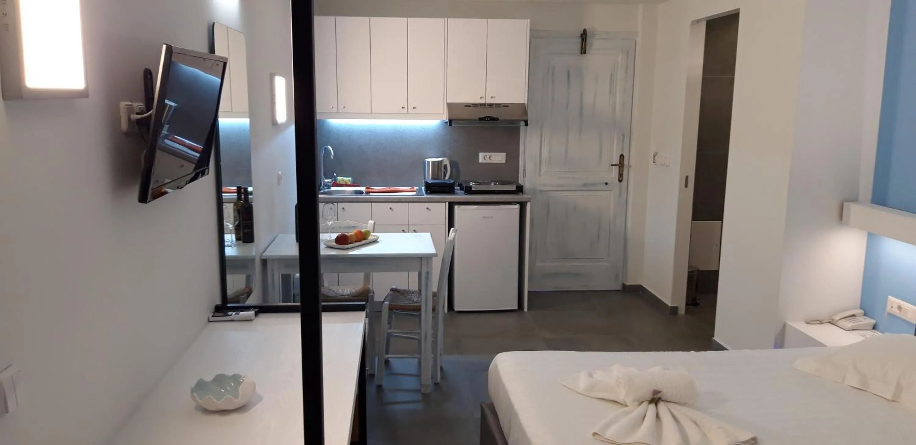 Photo of the whole room, Bed in Niriides