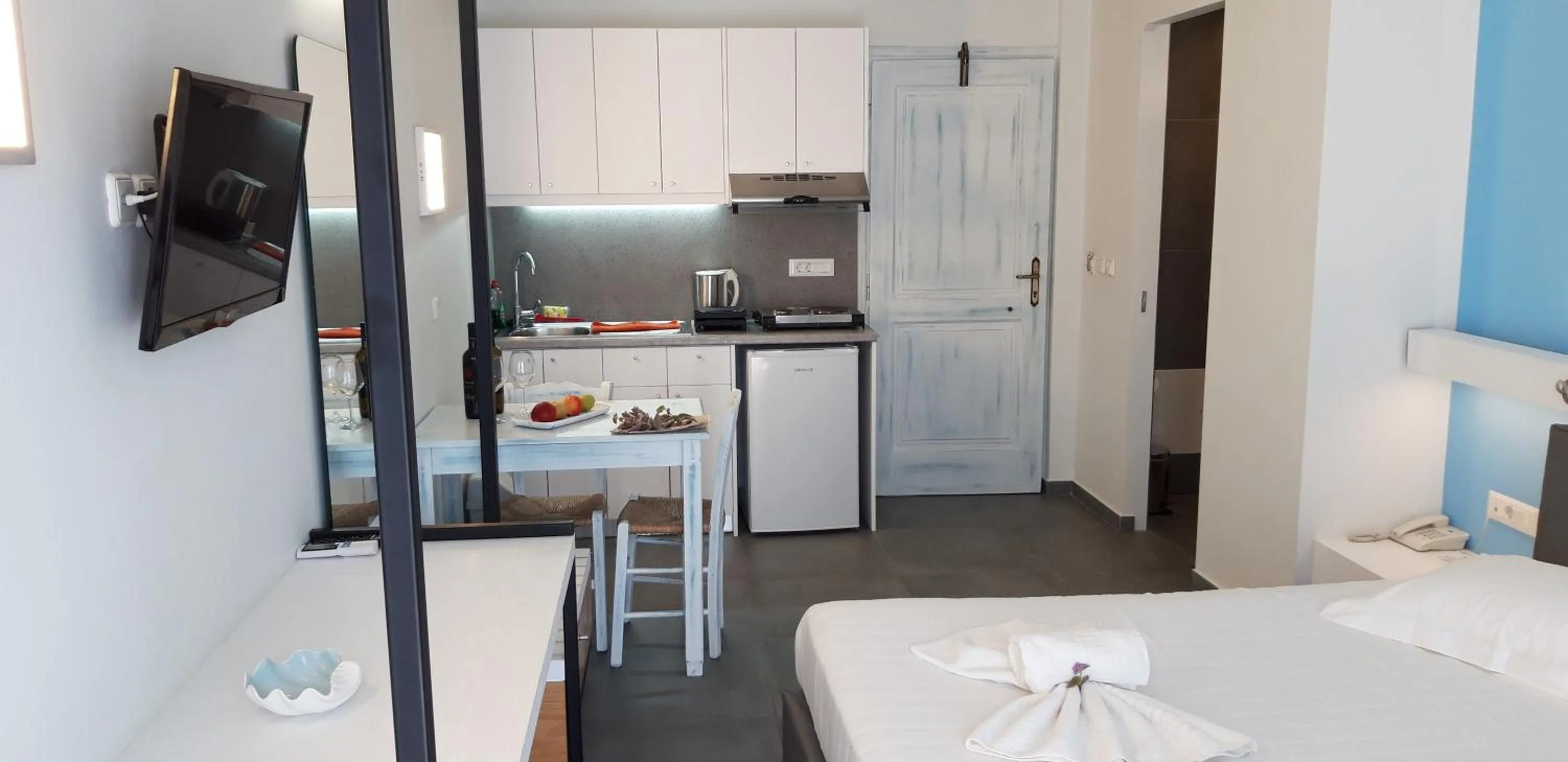 Photo of the whole room, Bed in Niriides