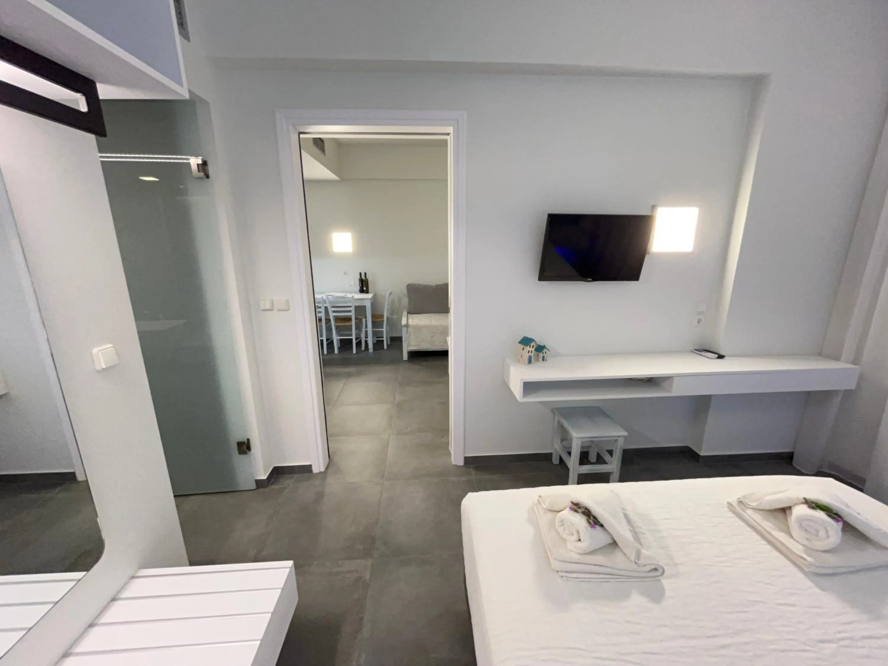 Photo of the whole room in Niriides