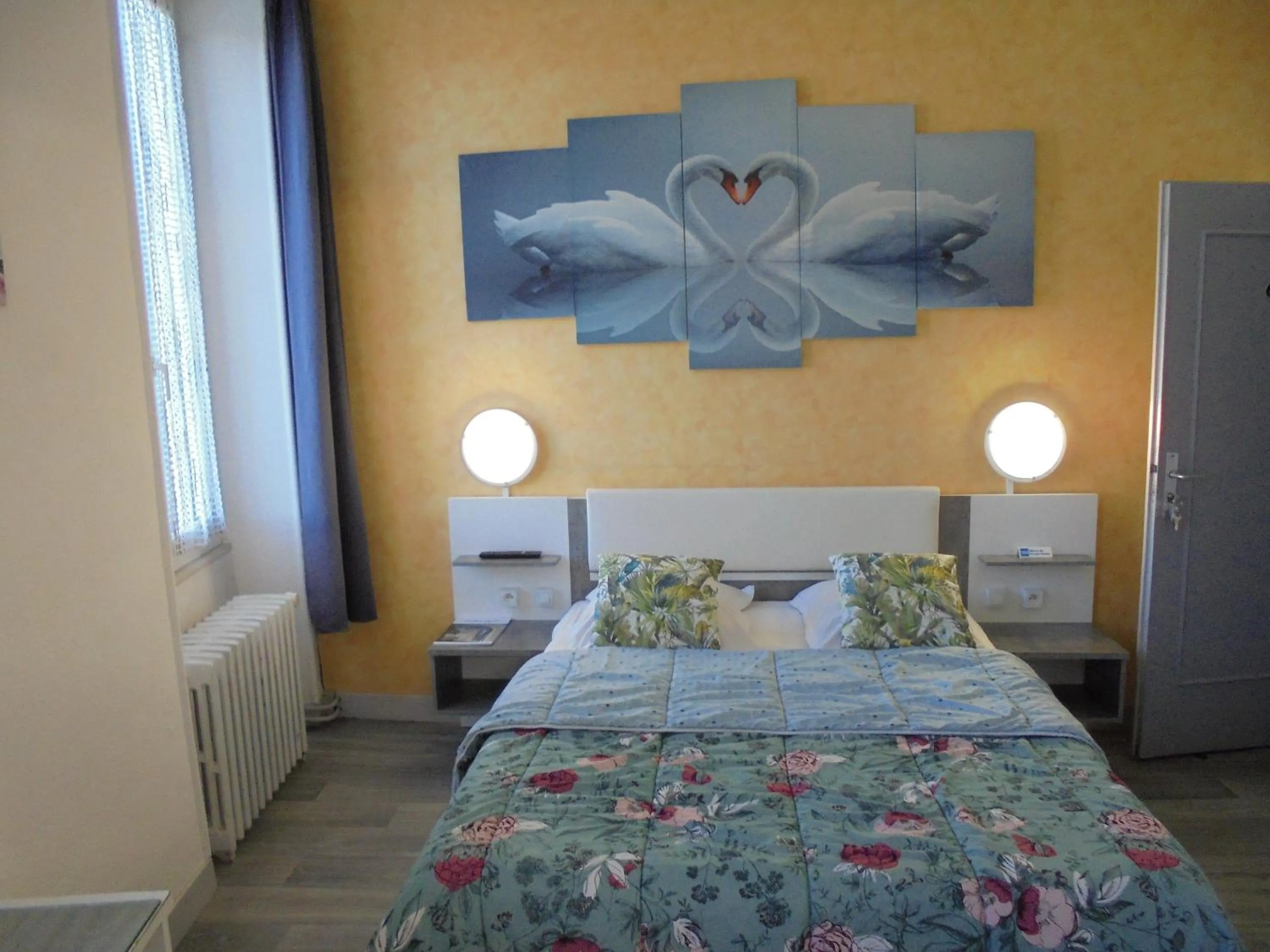 Bedroom, Bed in Hotel De La Gare