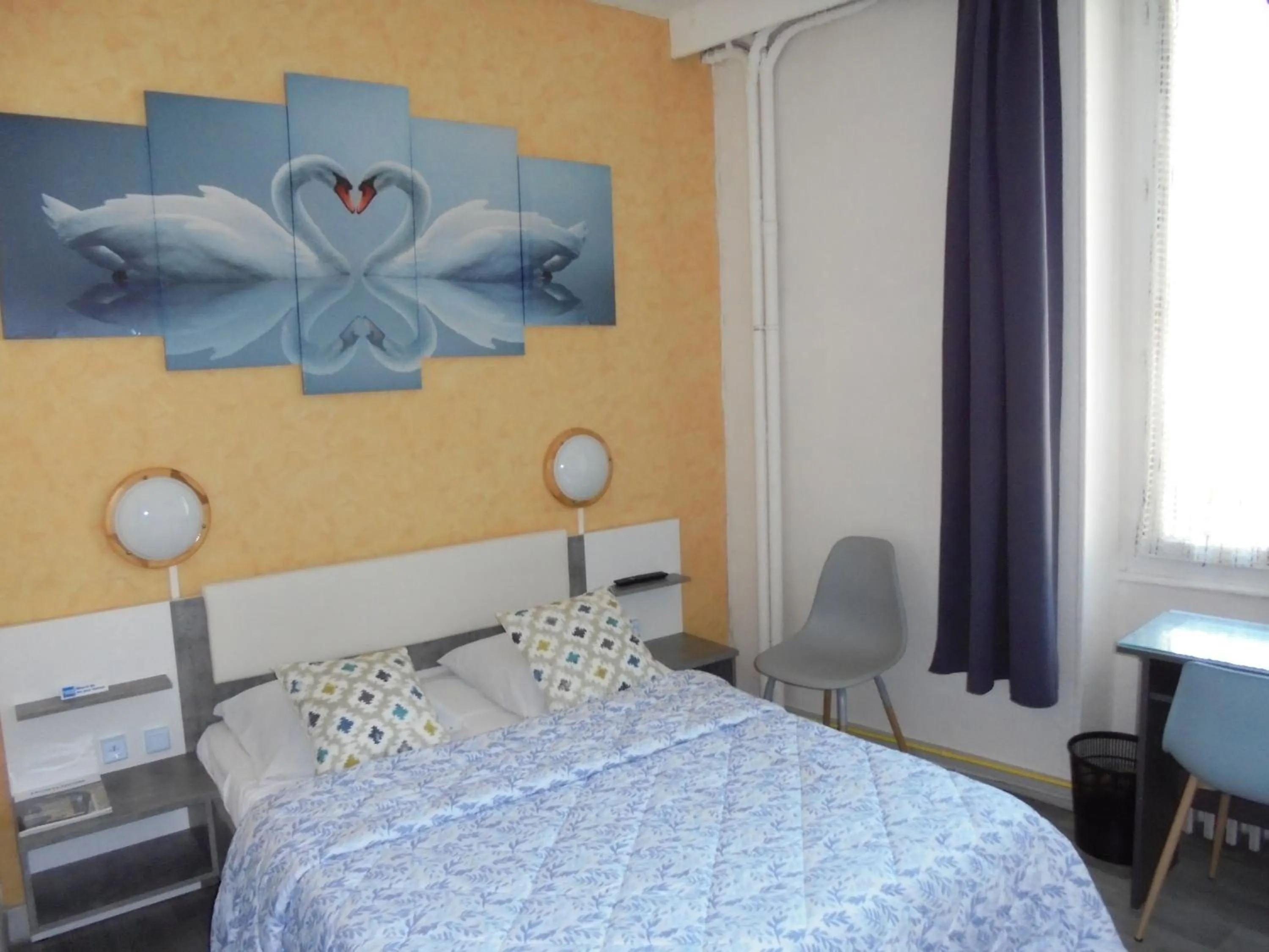 Bedroom, Bed in Hotel De La Gare