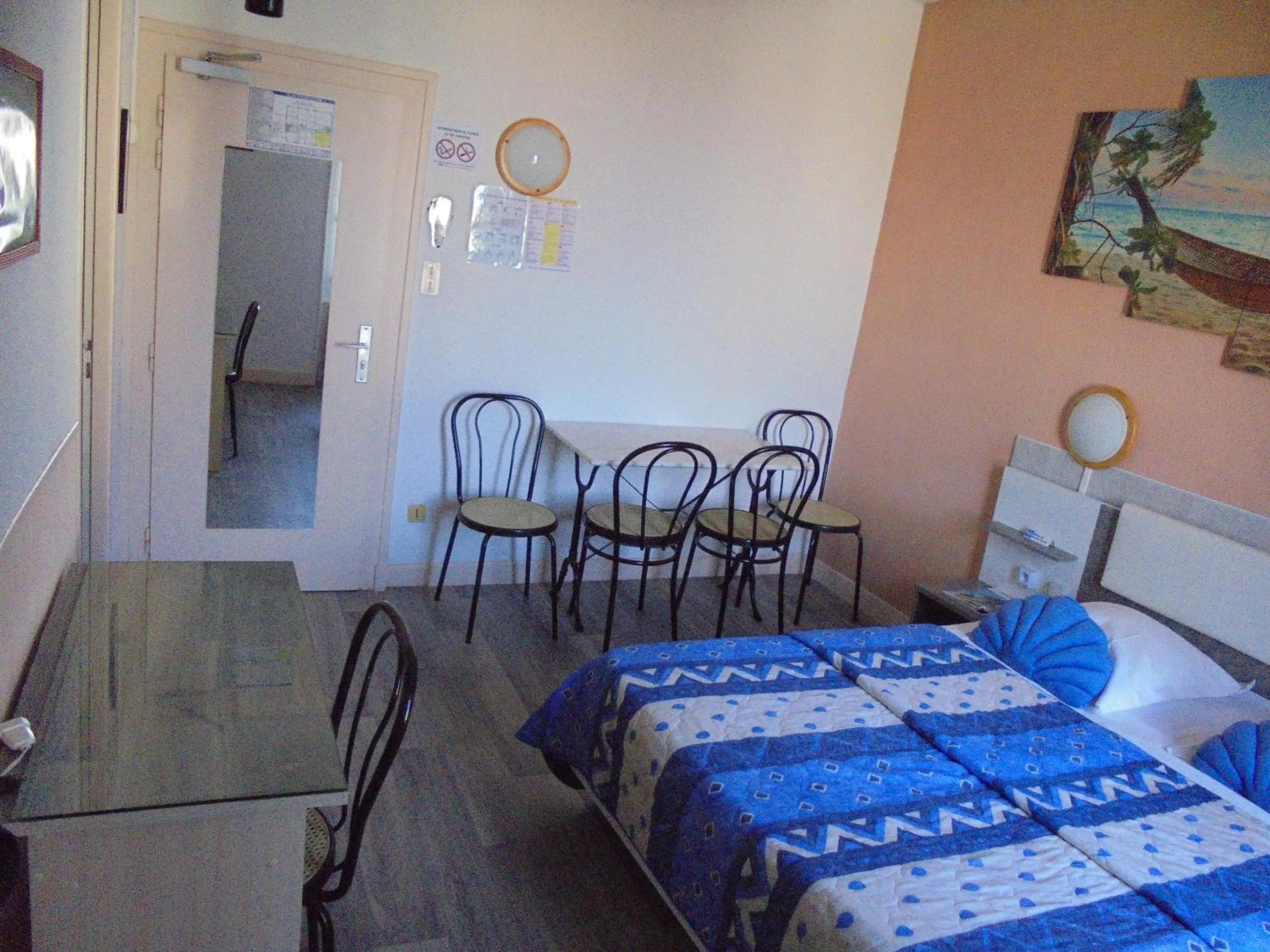 Bedroom, Bed in Hotel De La Gare