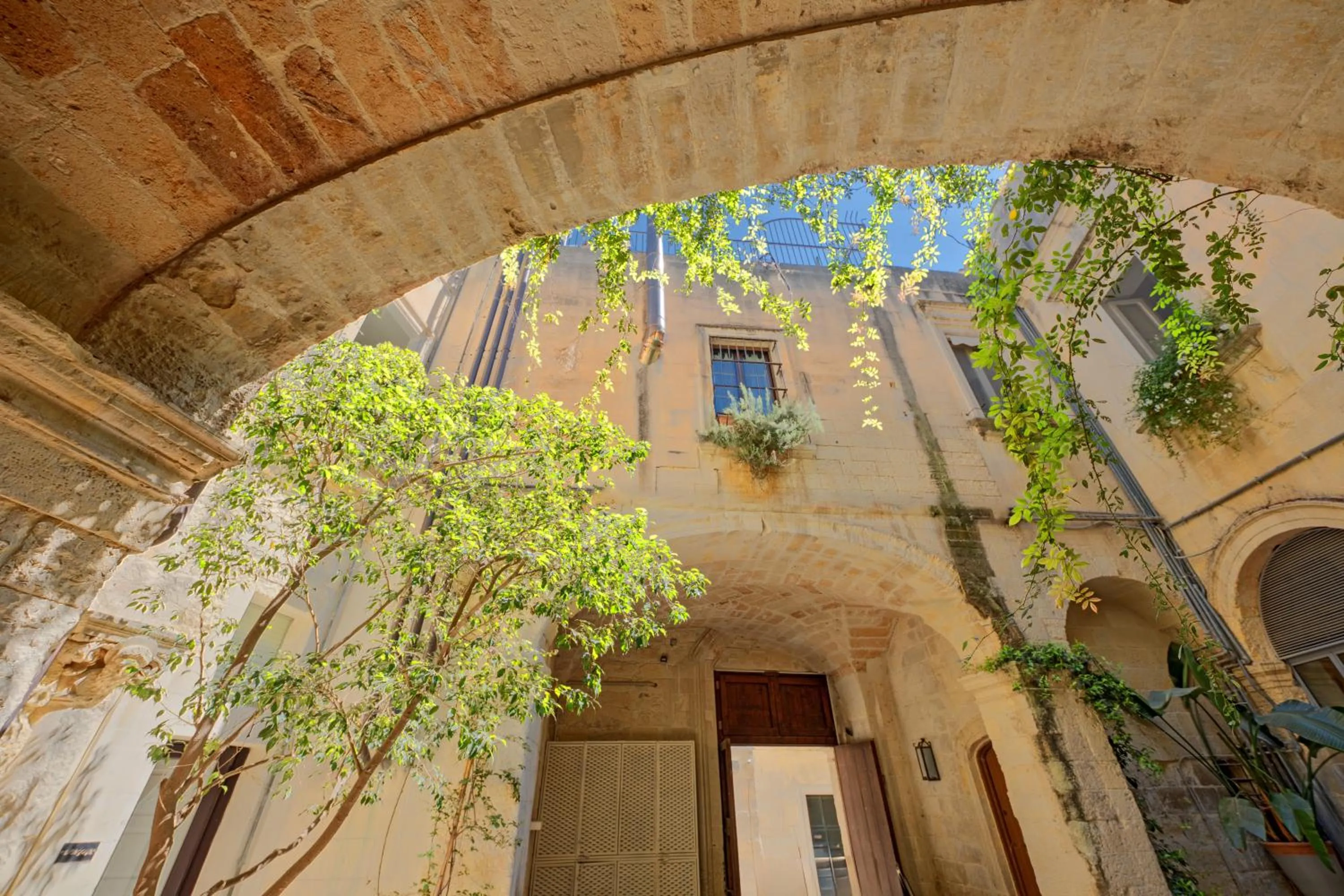 Inner courtyard view in B&B Palazzo Personè Dimora Storica