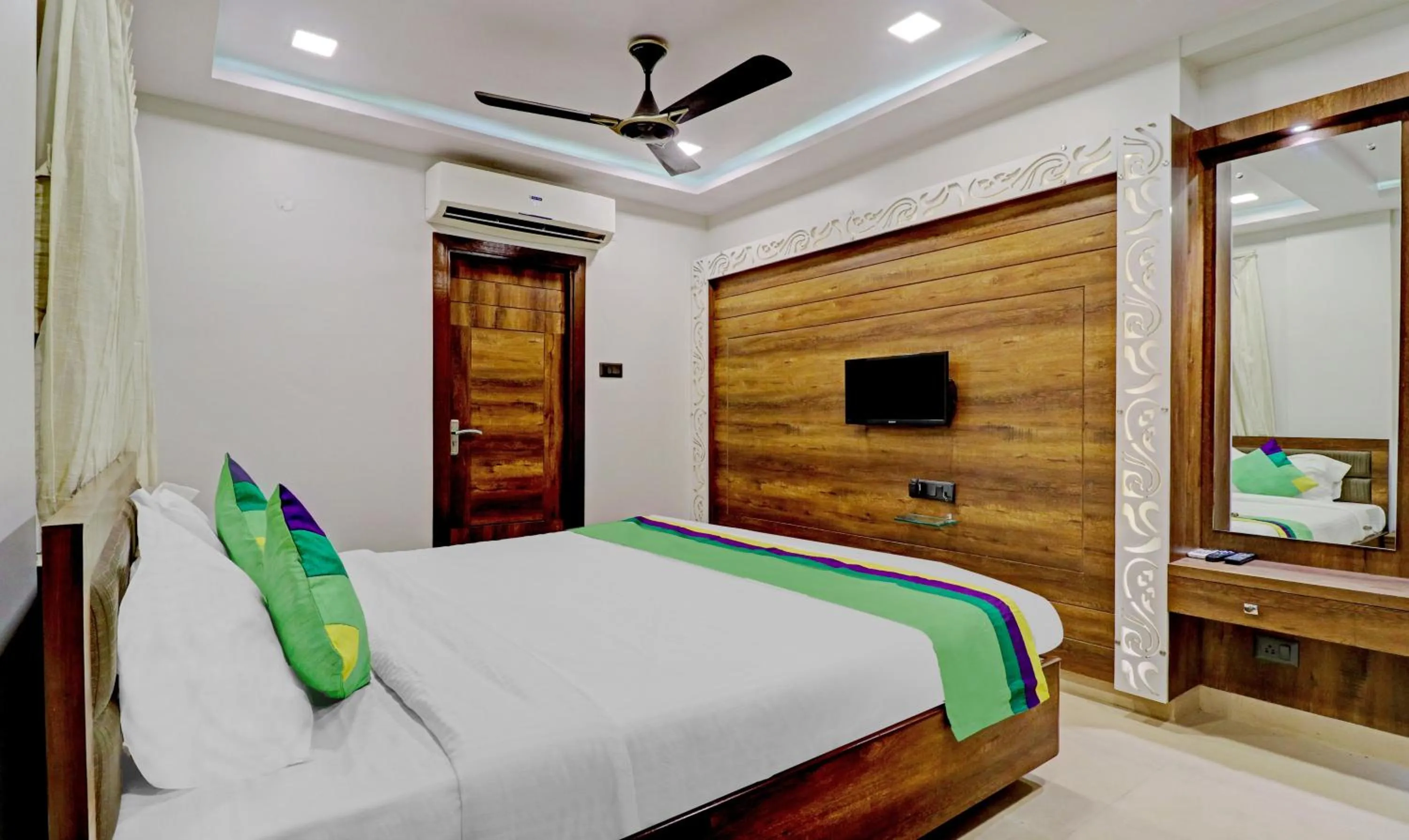 TV and multimedia, Bed in Treebo Orion Sapphire, Beck Bagan