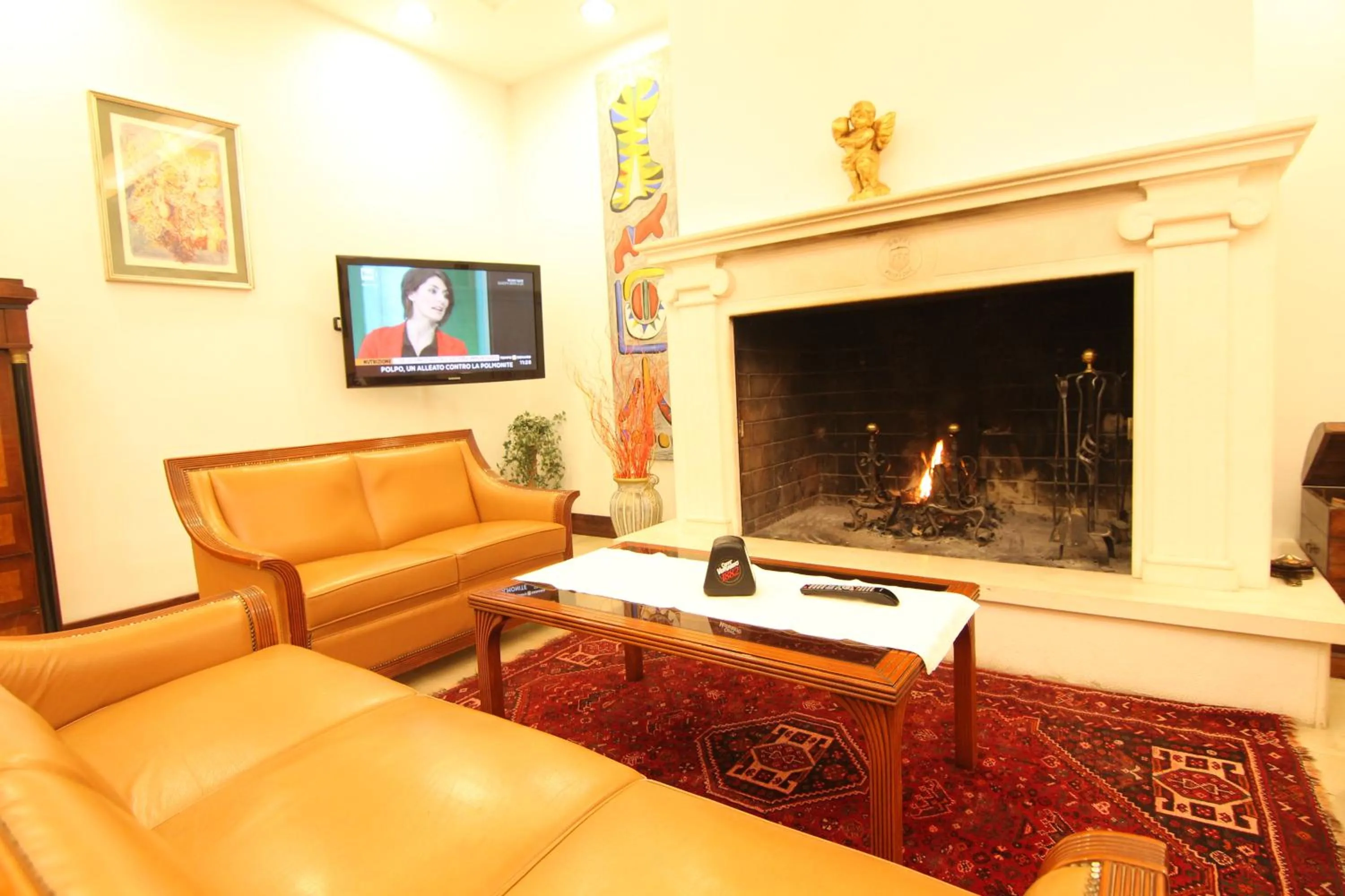 Communal lounge/ TV room in FILIPPONE HOTEL&RISTORANTE