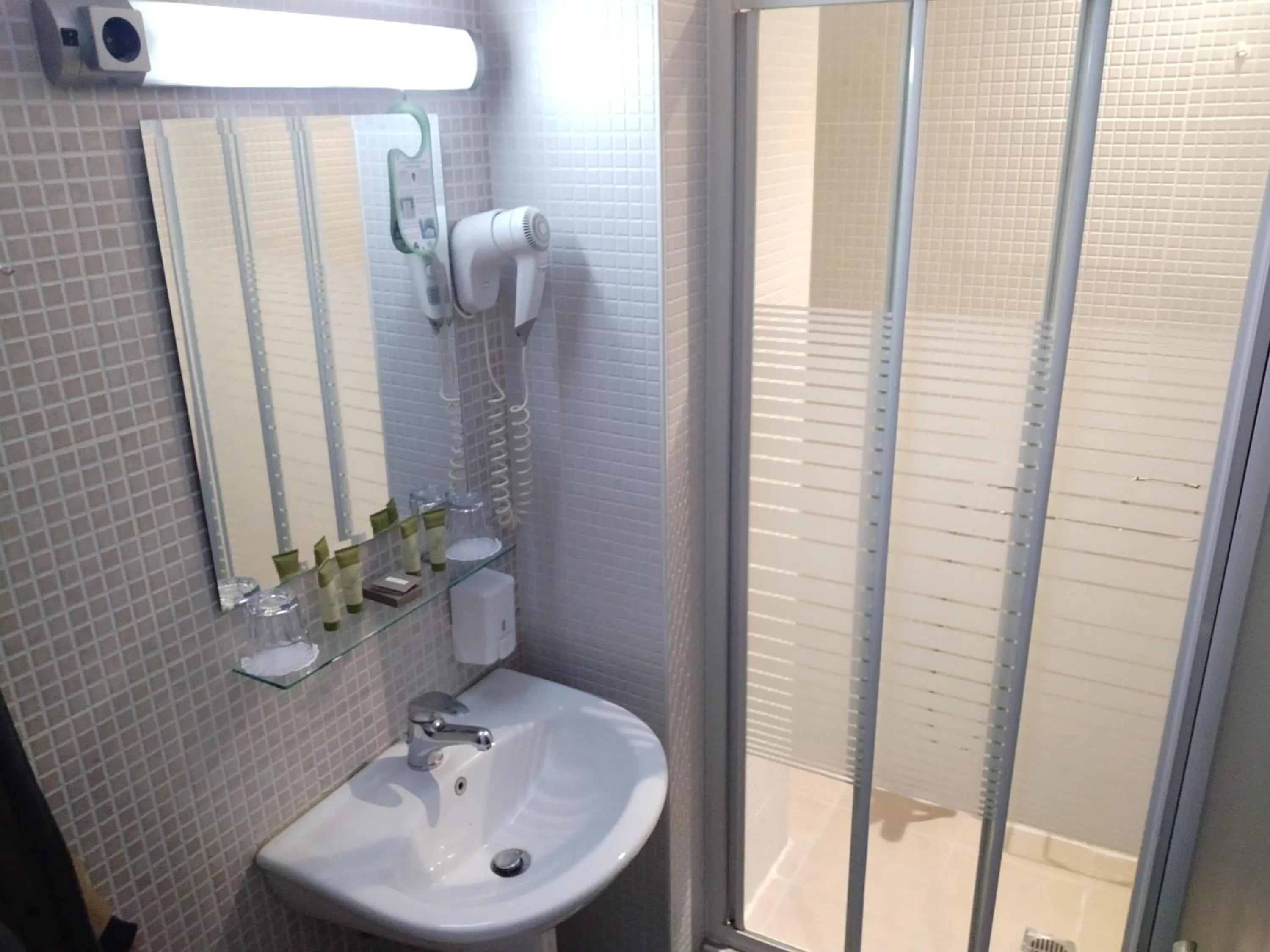 Toilet in RentRooms Thessaloniki