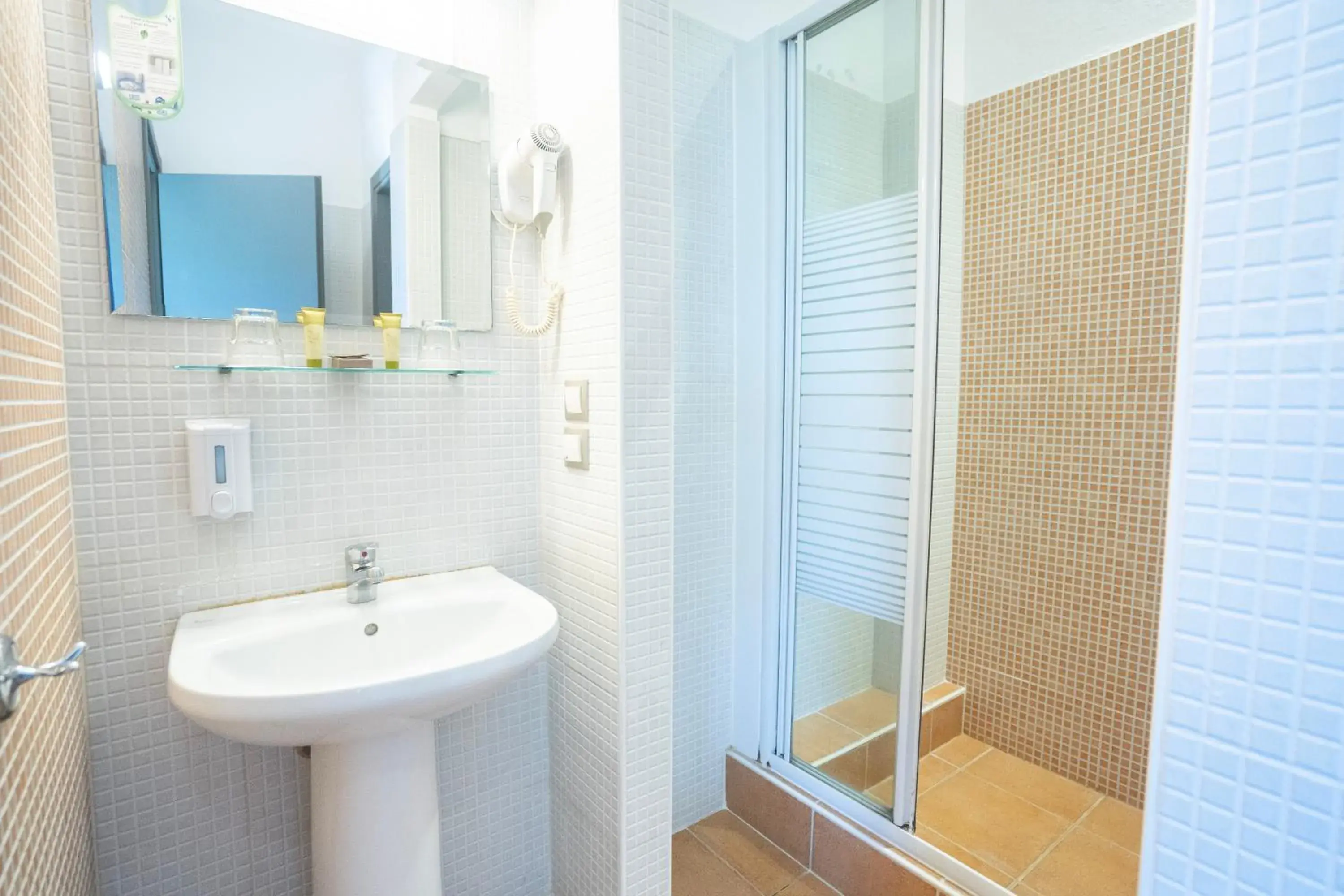 Bathroom in RentRooms Thessaloniki Bathroom in RentRooms Thessaloniki