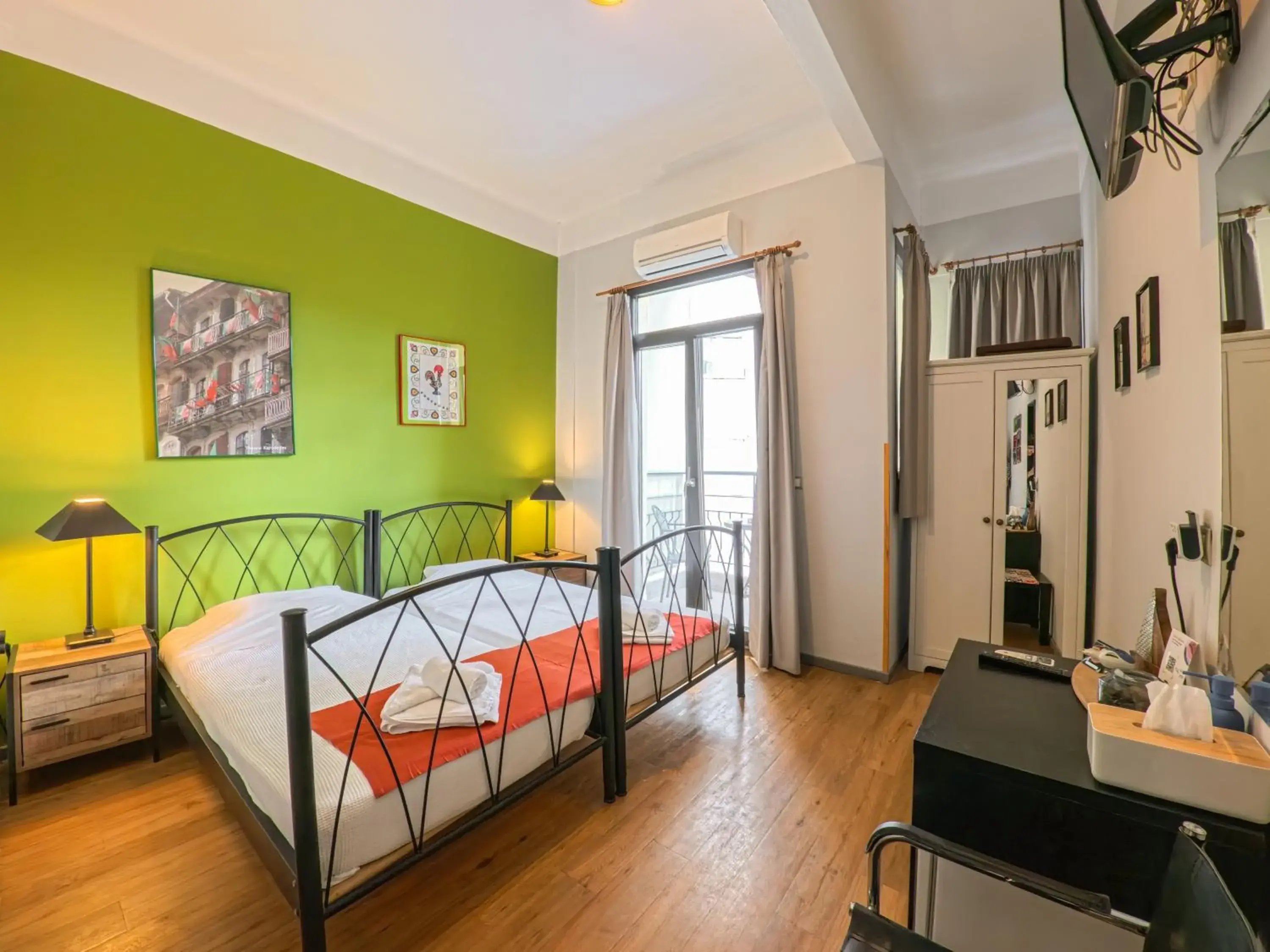 Twin Room with Balcony in RentRooms Thessaloniki Twin Room with Balcony in RentRooms Thessaloniki