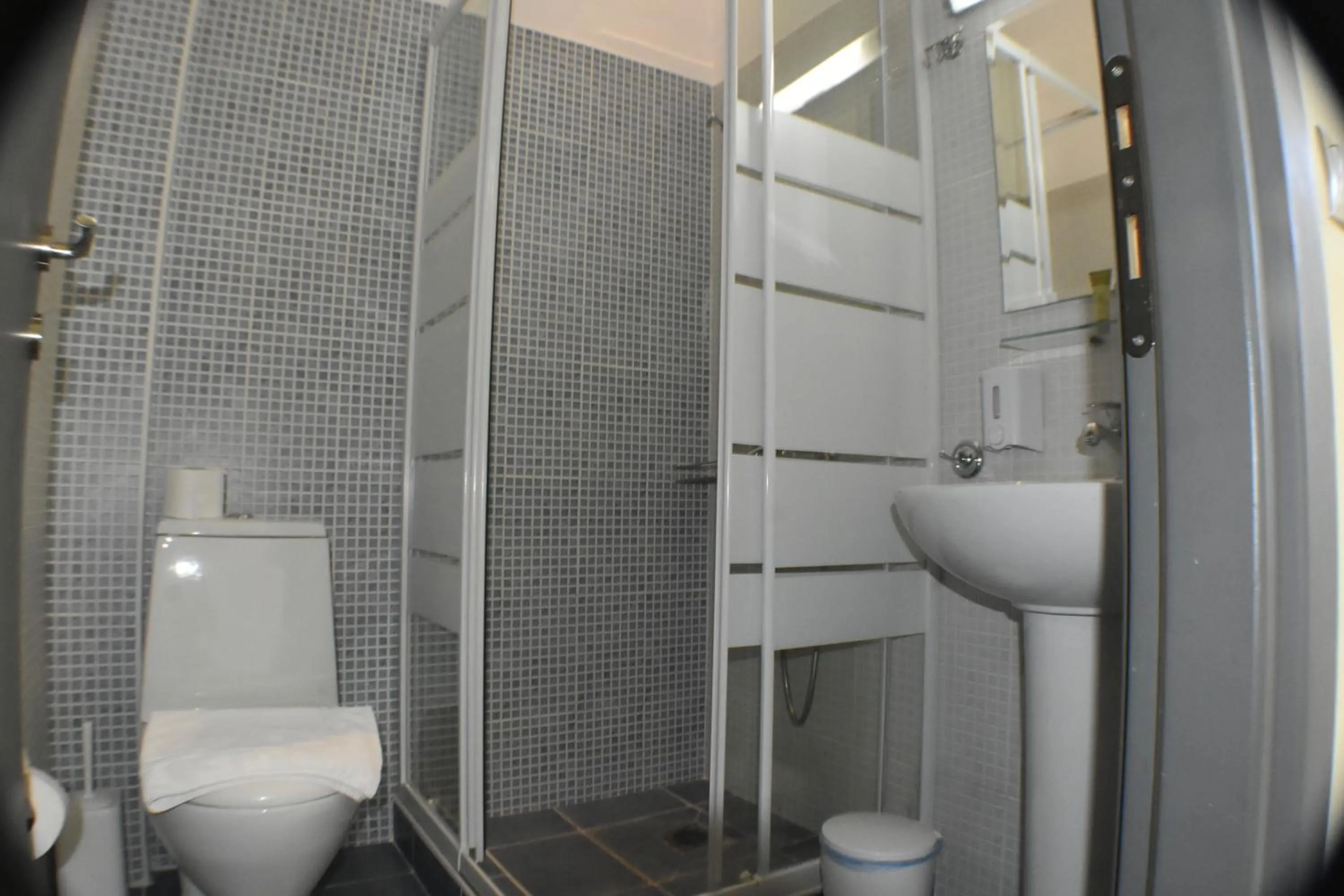 Shower in RentRooms Thessaloniki