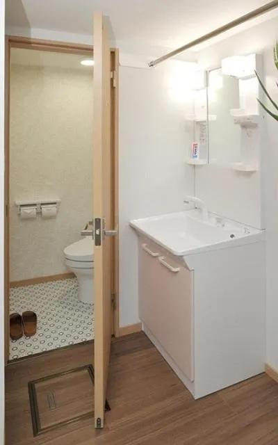 Bathroom in BJ family inn