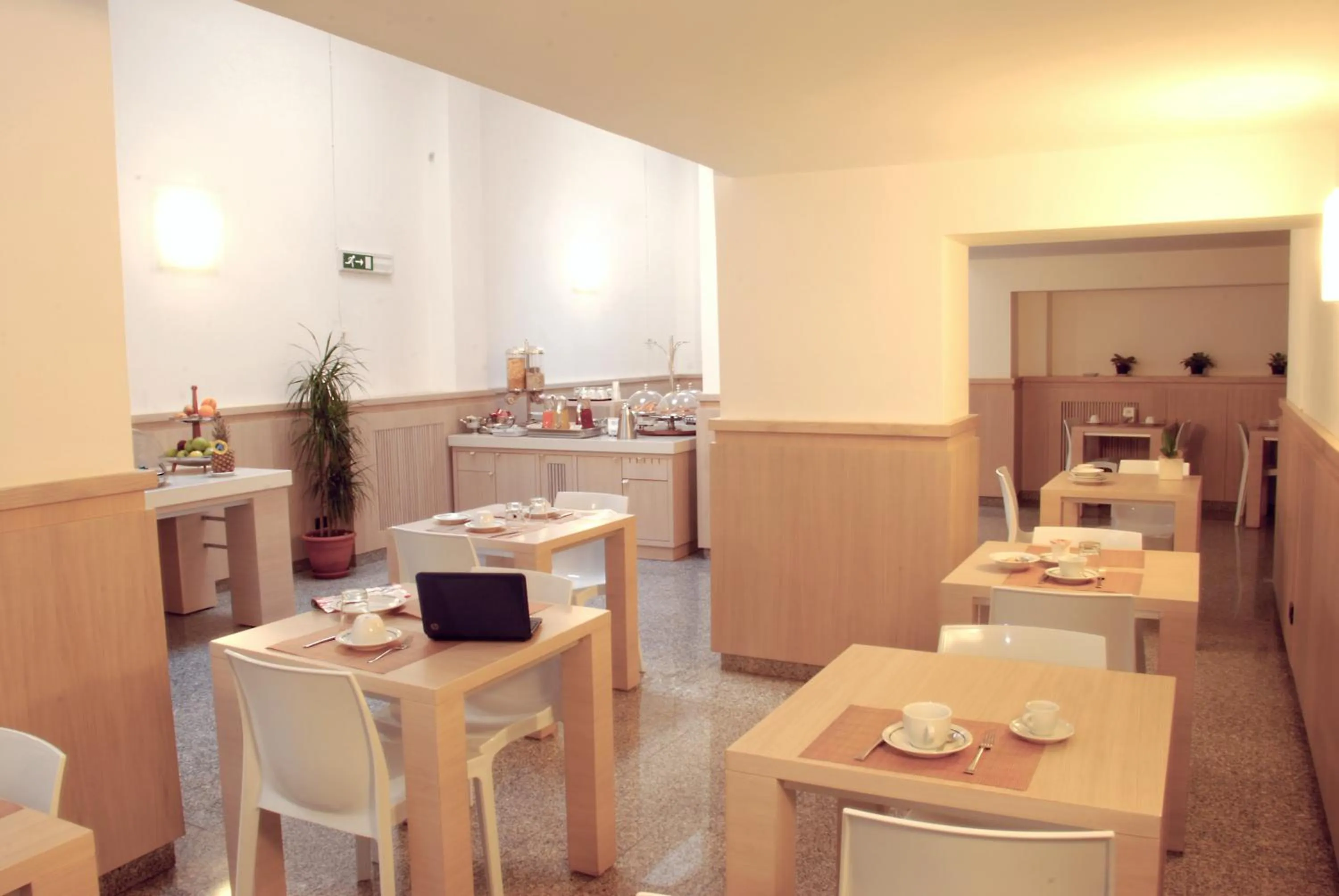 Restaurant/places to eat in Hotel Europa