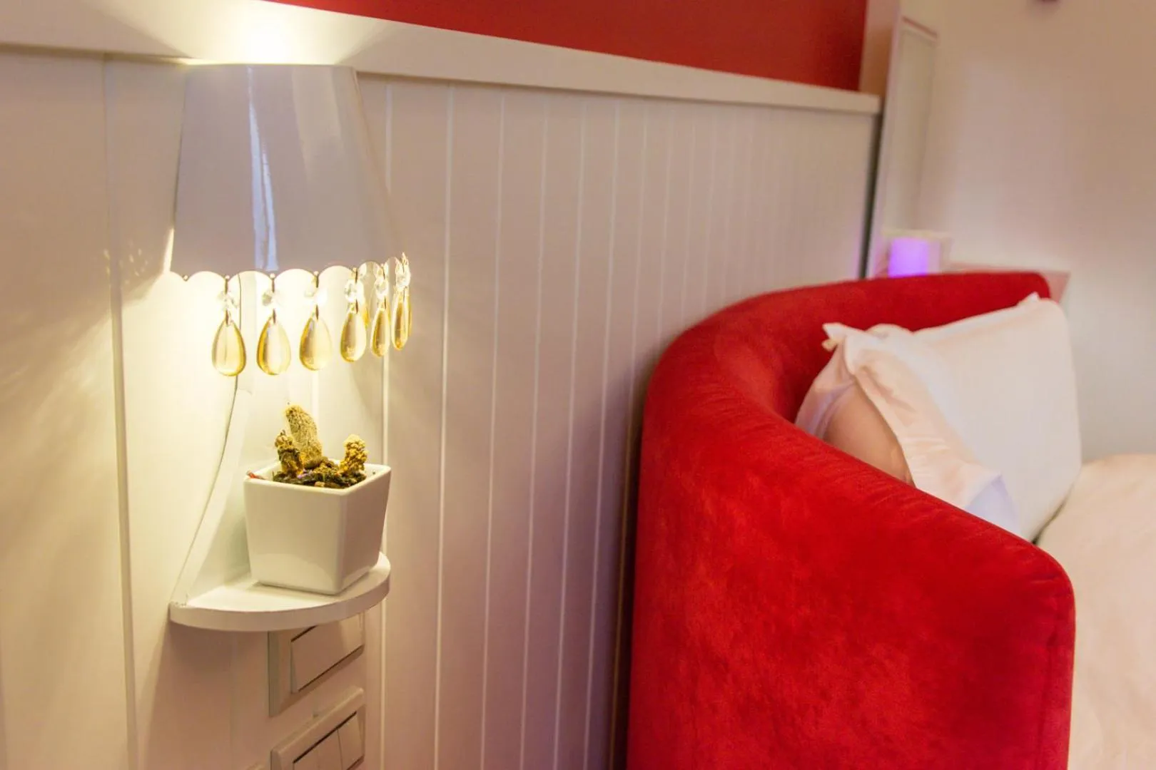 Decorative detail, Bed in 醇境民宿市區車庫停車場