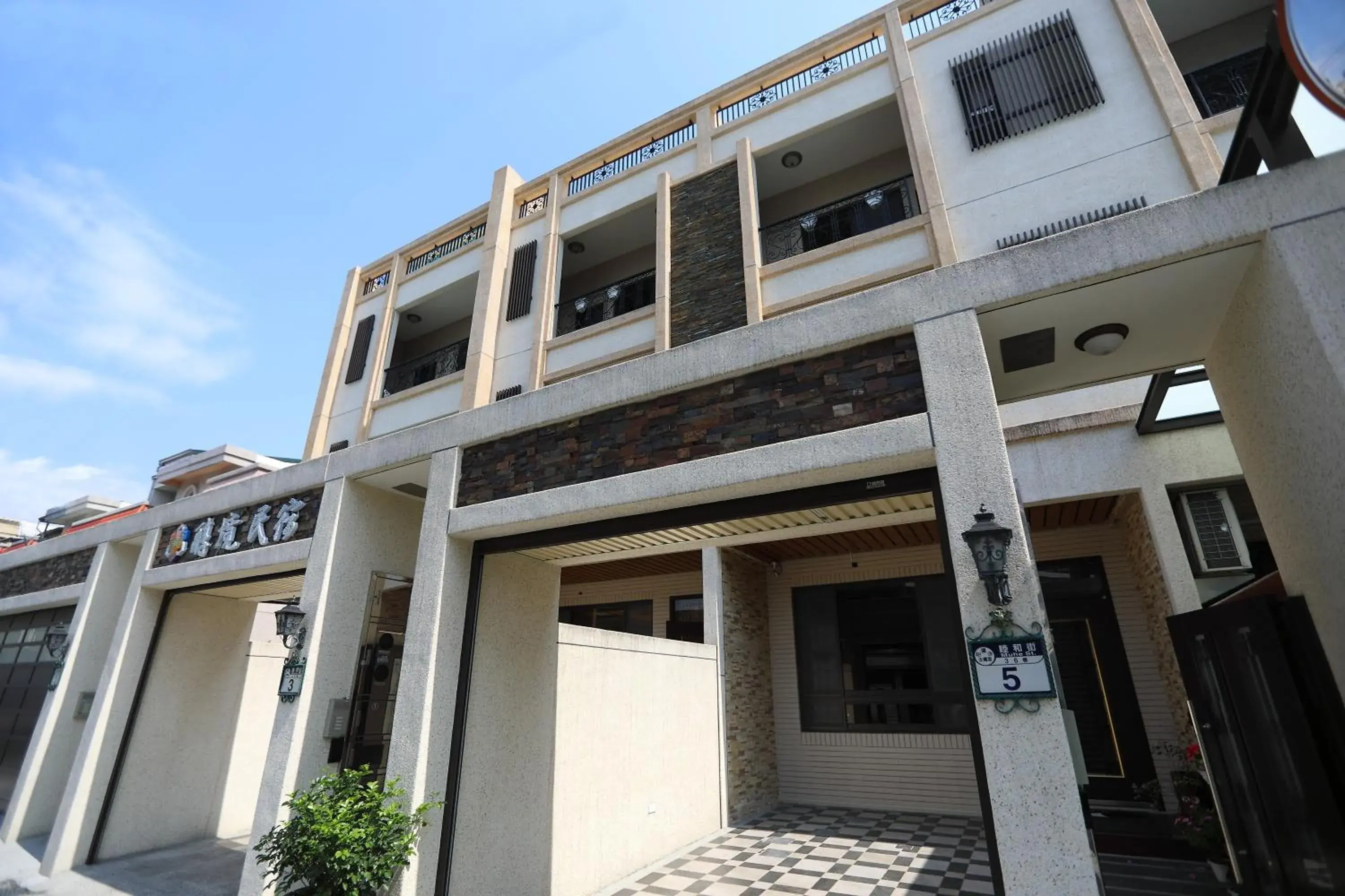 Facade/entrance in 醇境民宿市區車庫停車場 Facade/entrance in 醇境民宿市區車庫停車場
