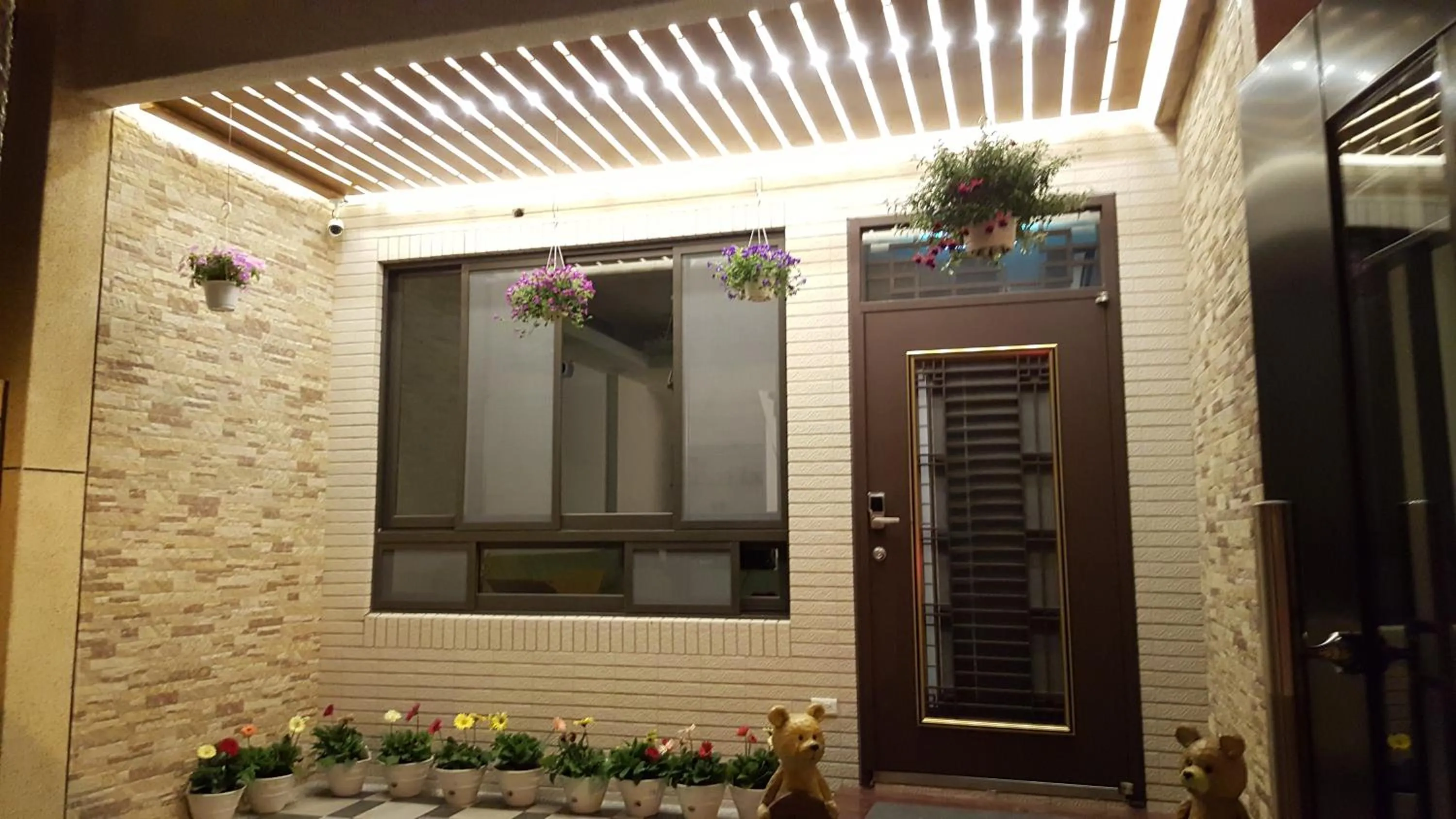 Facade/entrance in 醇境民宿市區車庫停車場