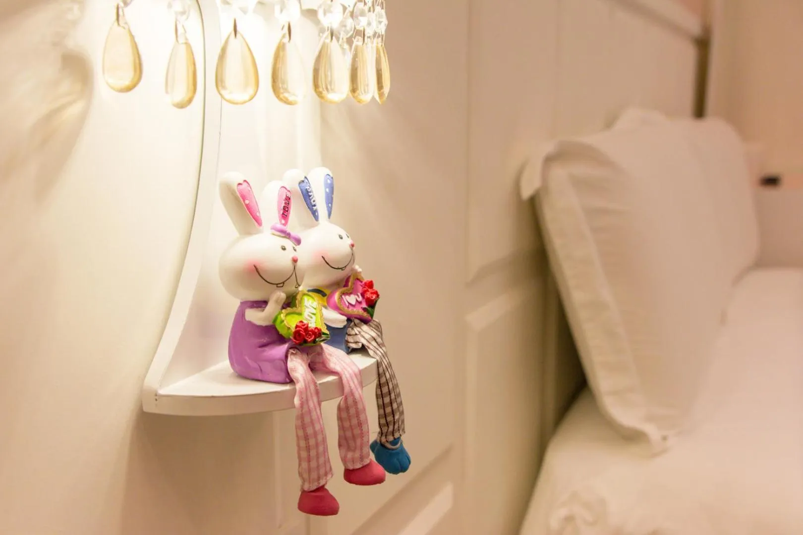 Decorative detail, Bed in 醇境民宿市區車庫停車場