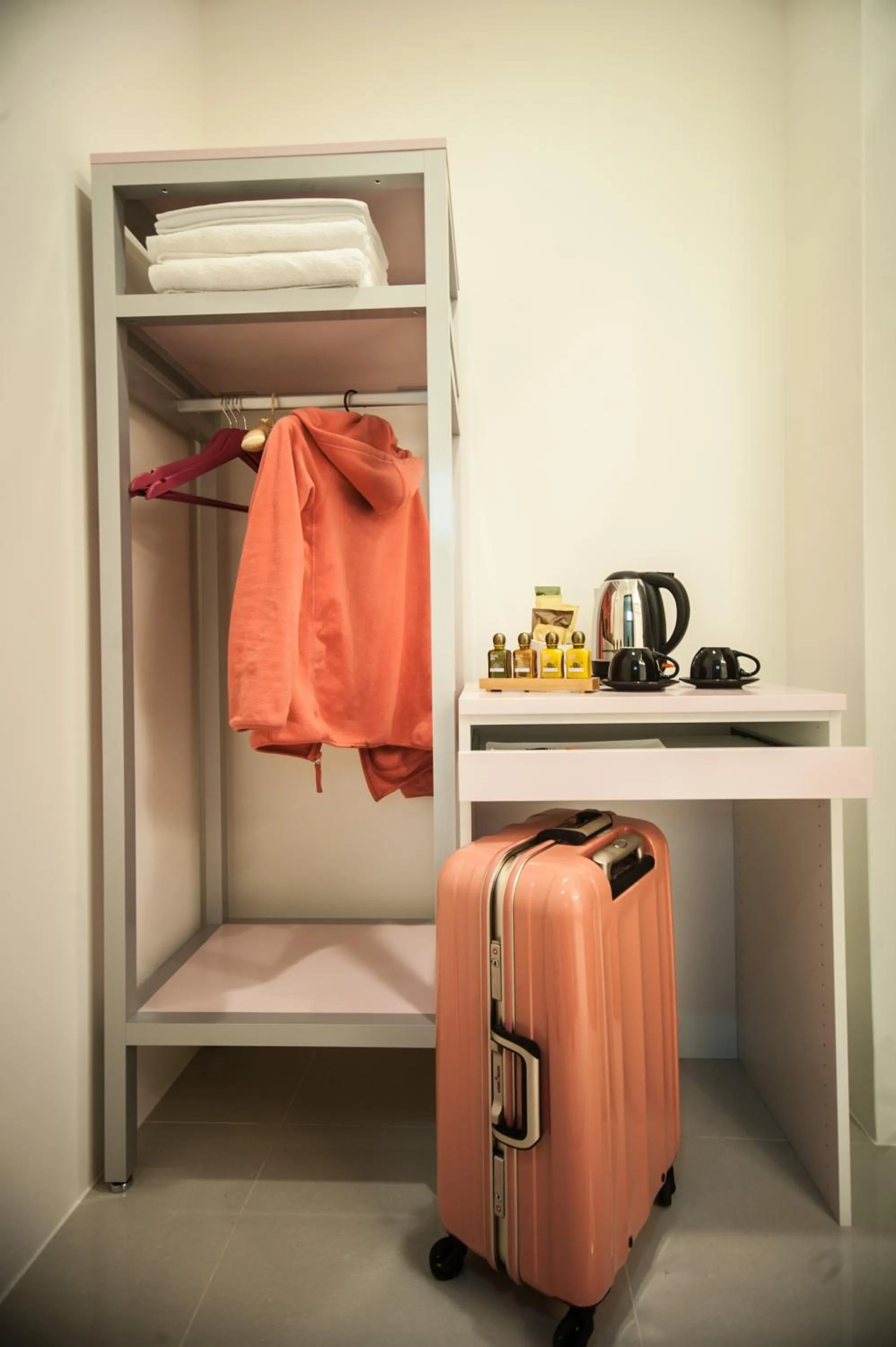 Coffee/tea facilities in 醇境民宿市區車庫停車場