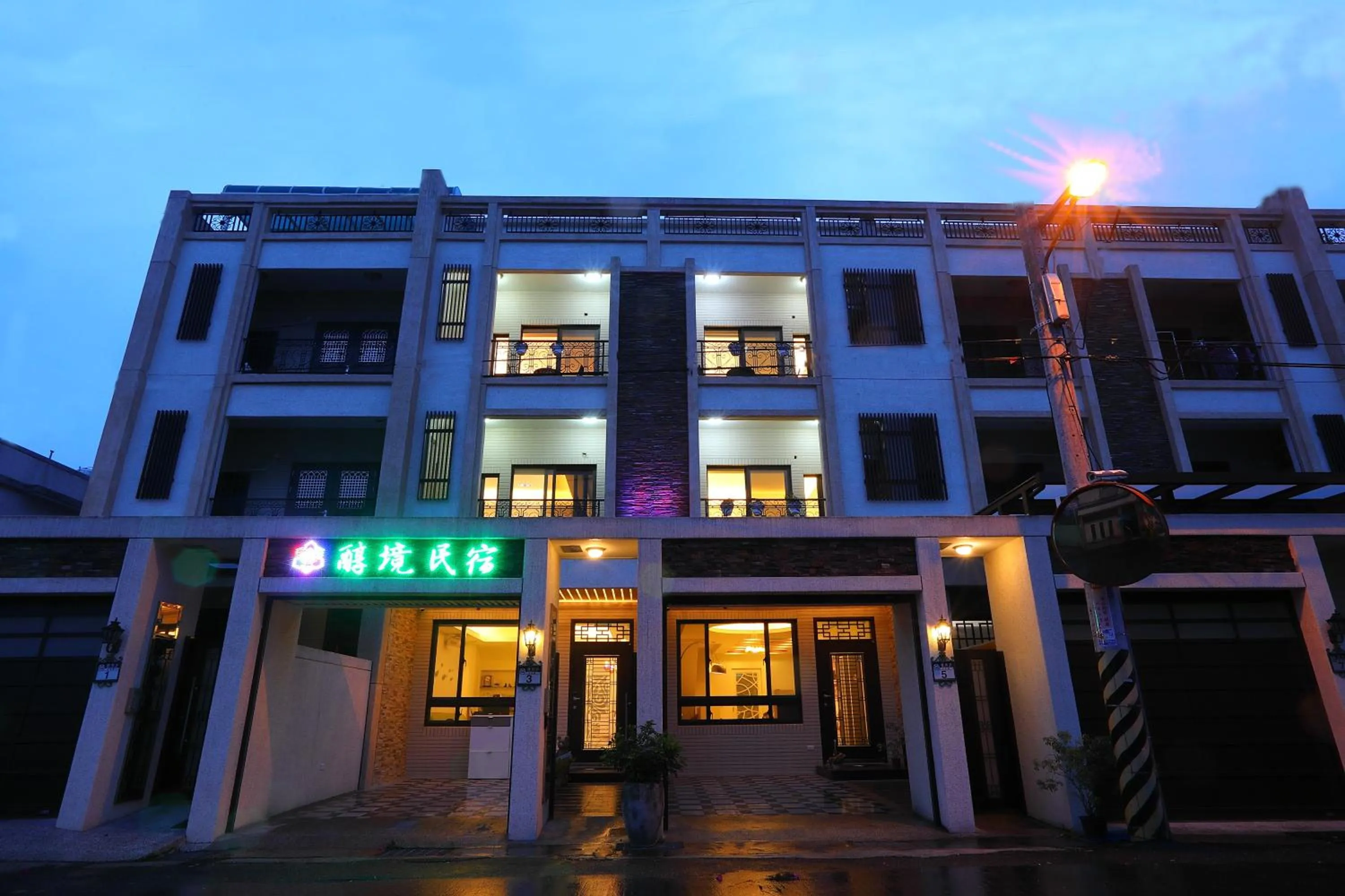 Facade/entrance in 醇境民宿市區車庫停車場