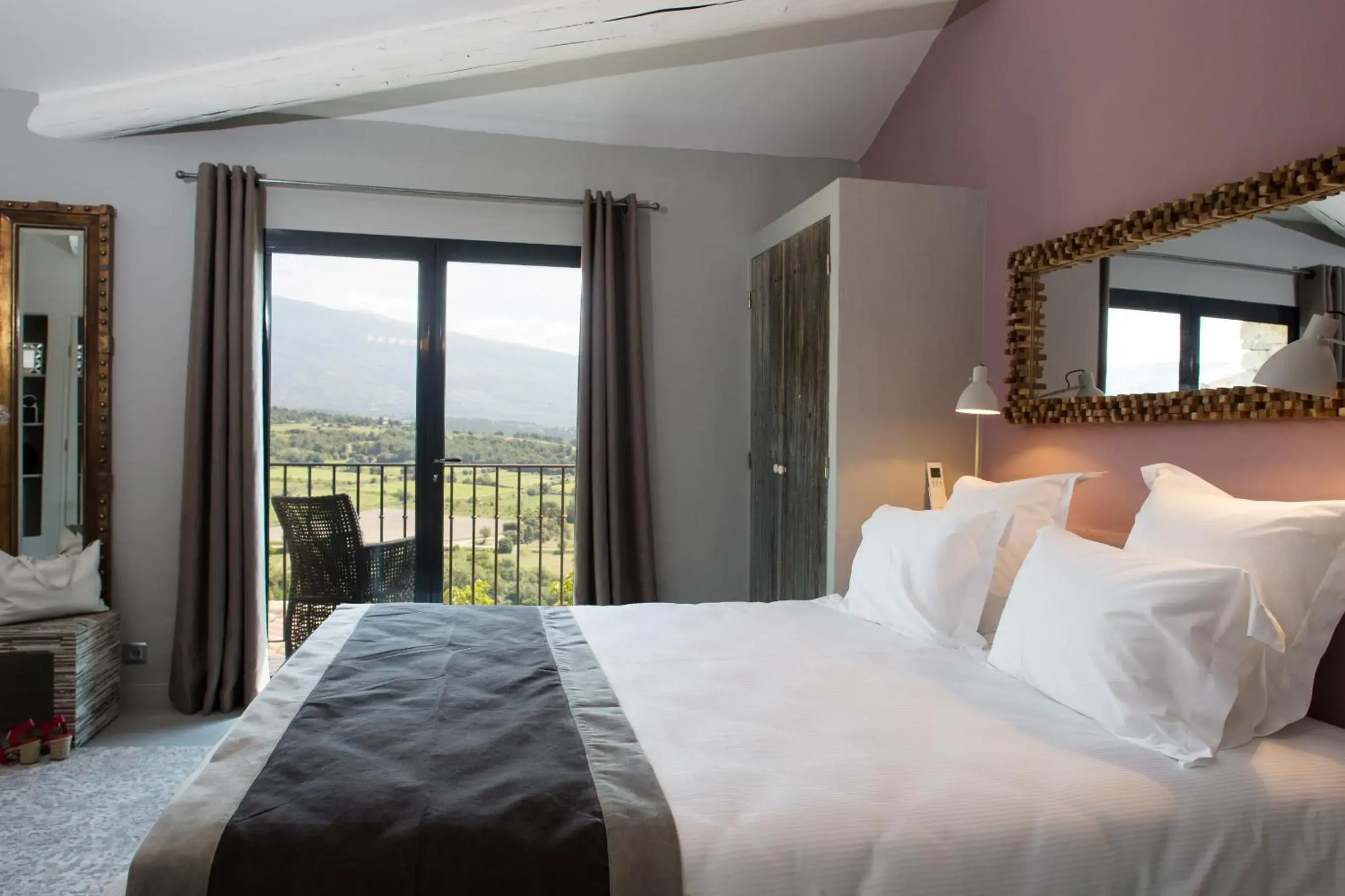 Deluxe Room in Hôtel La Maison de Crillon Deluxe Room in Hôtel La Maison de Crillon