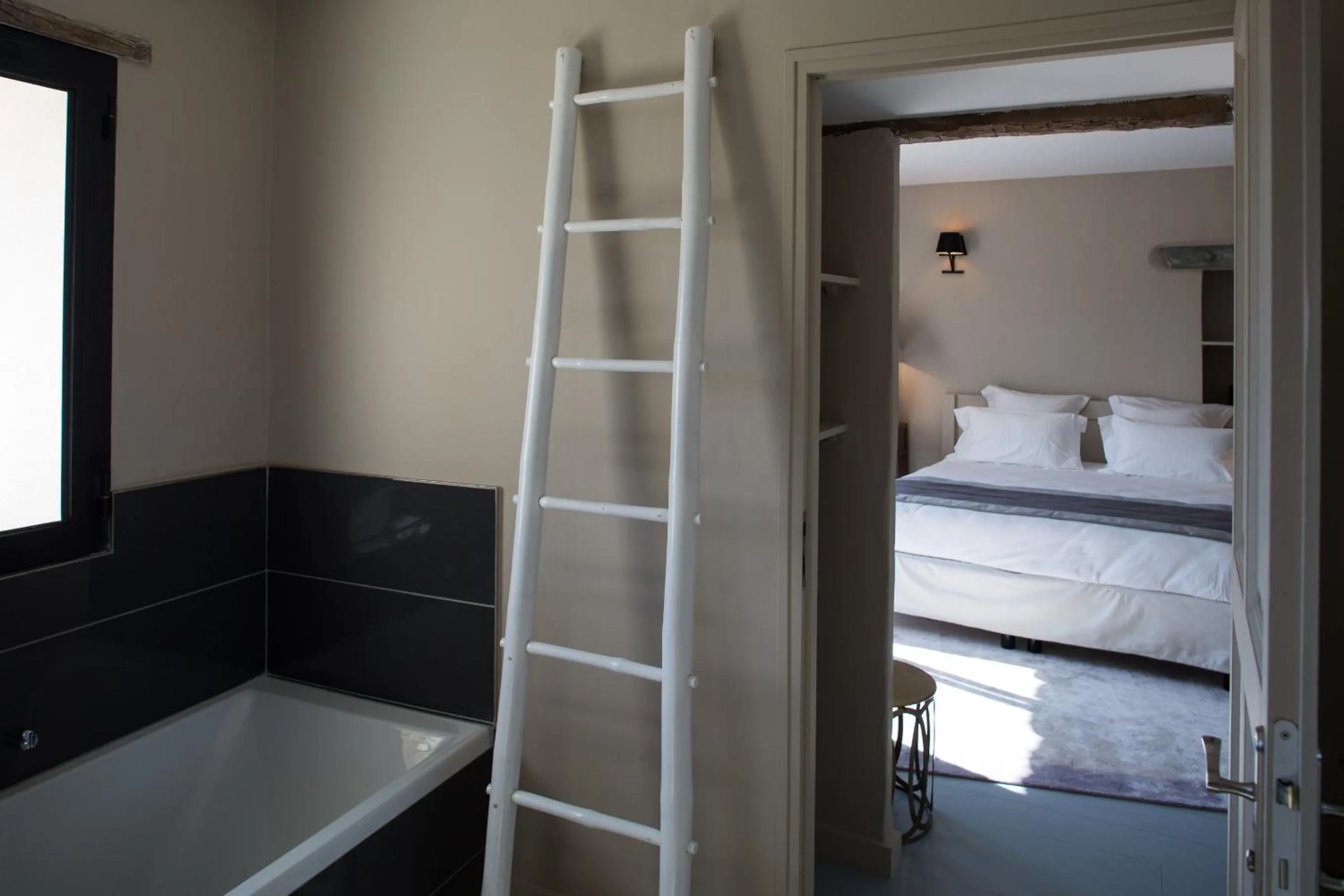 Bathroom, Bed in Hôtel La Maison de Crillon