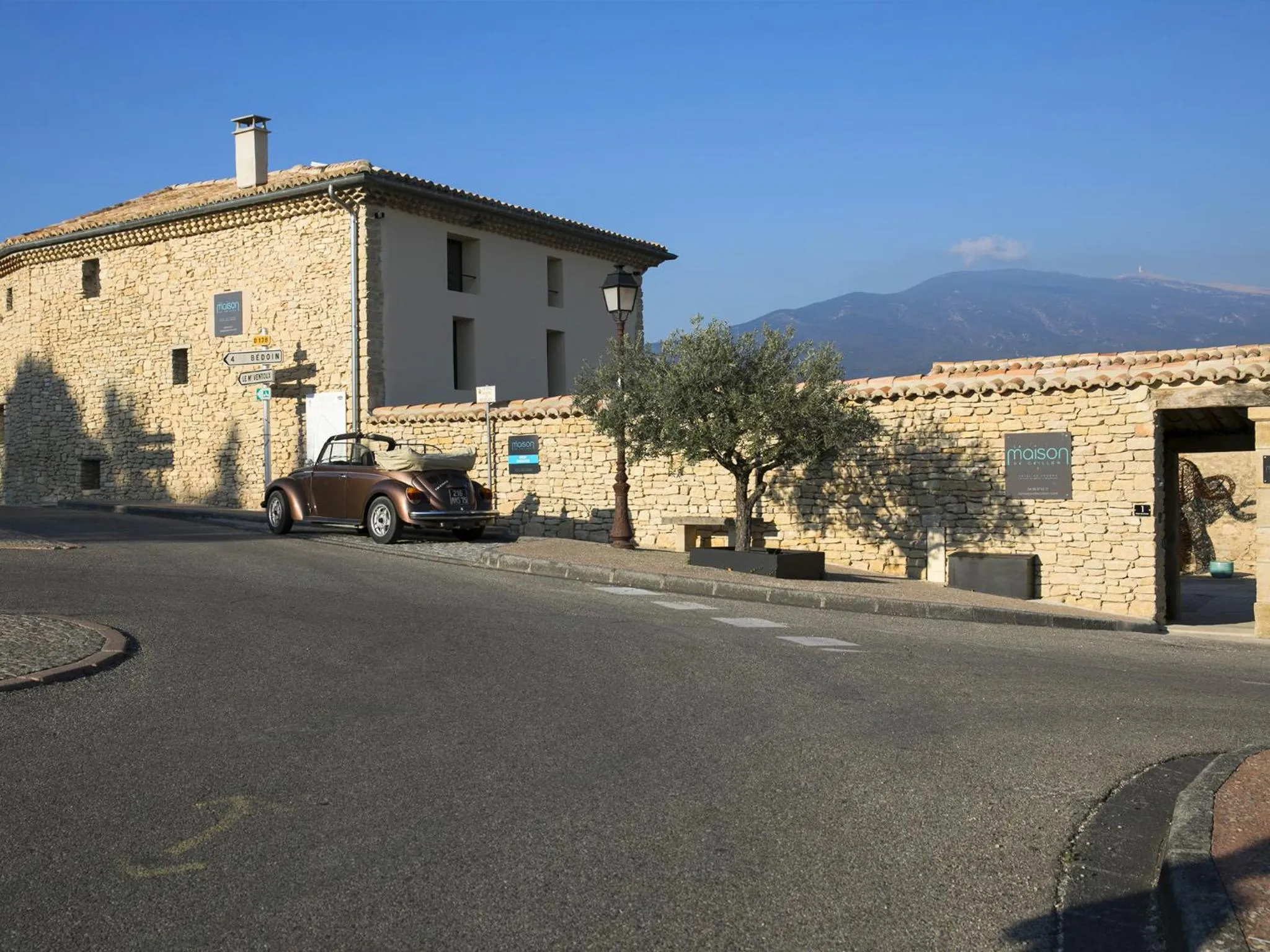 Facade/entrance in Hôtel La Maison de Crillon