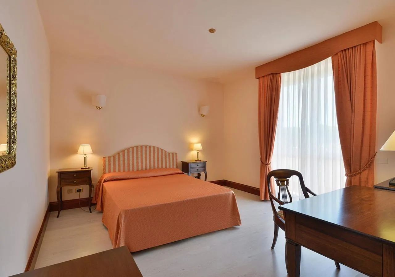 Photo of the whole room, Bed in Hotel Meridiana