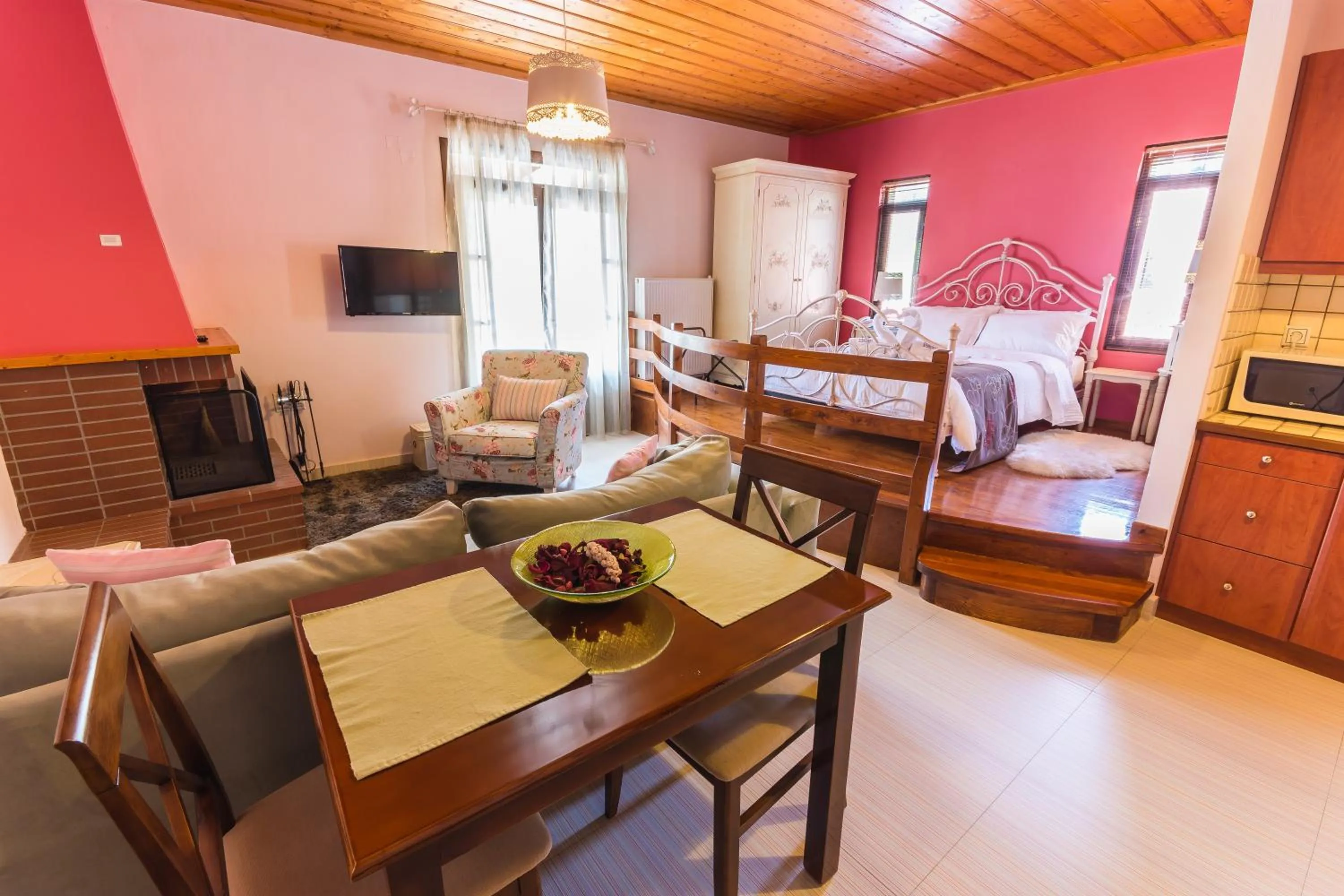 Kitchen or kitchenette, Bed in Ilaeira Mountain Resort