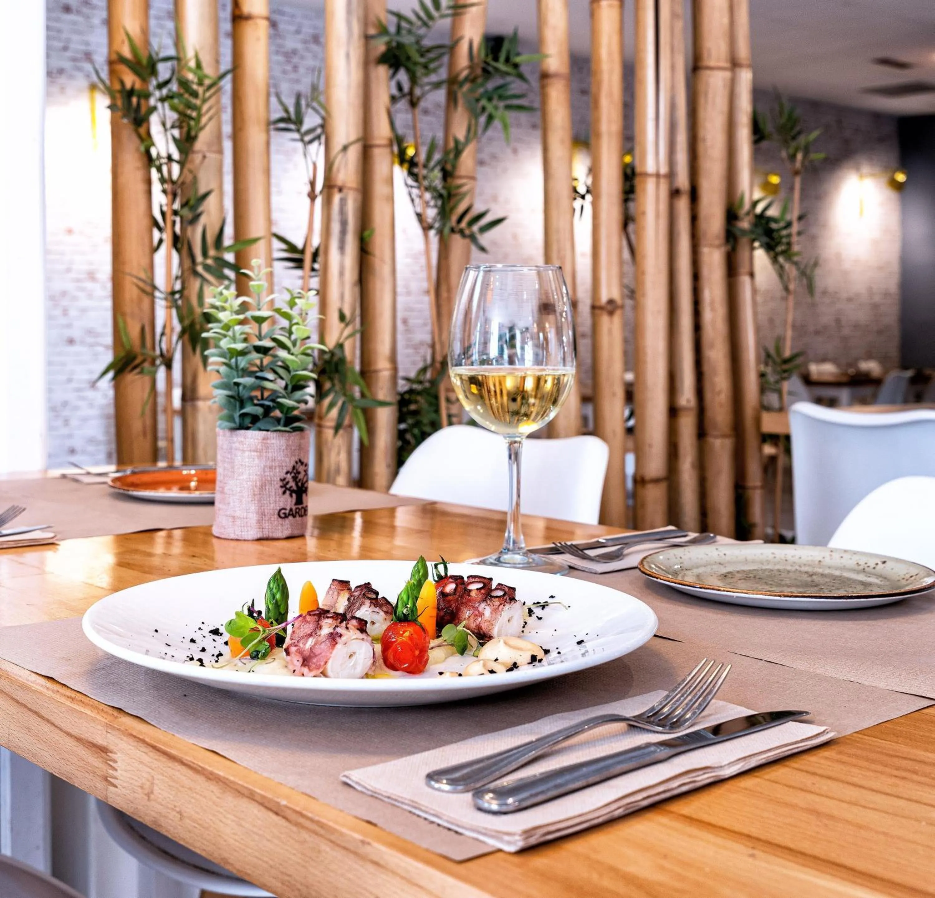 Restaurant/places to eat in Hotel Melilla Puerto, Affiliated by Meliá