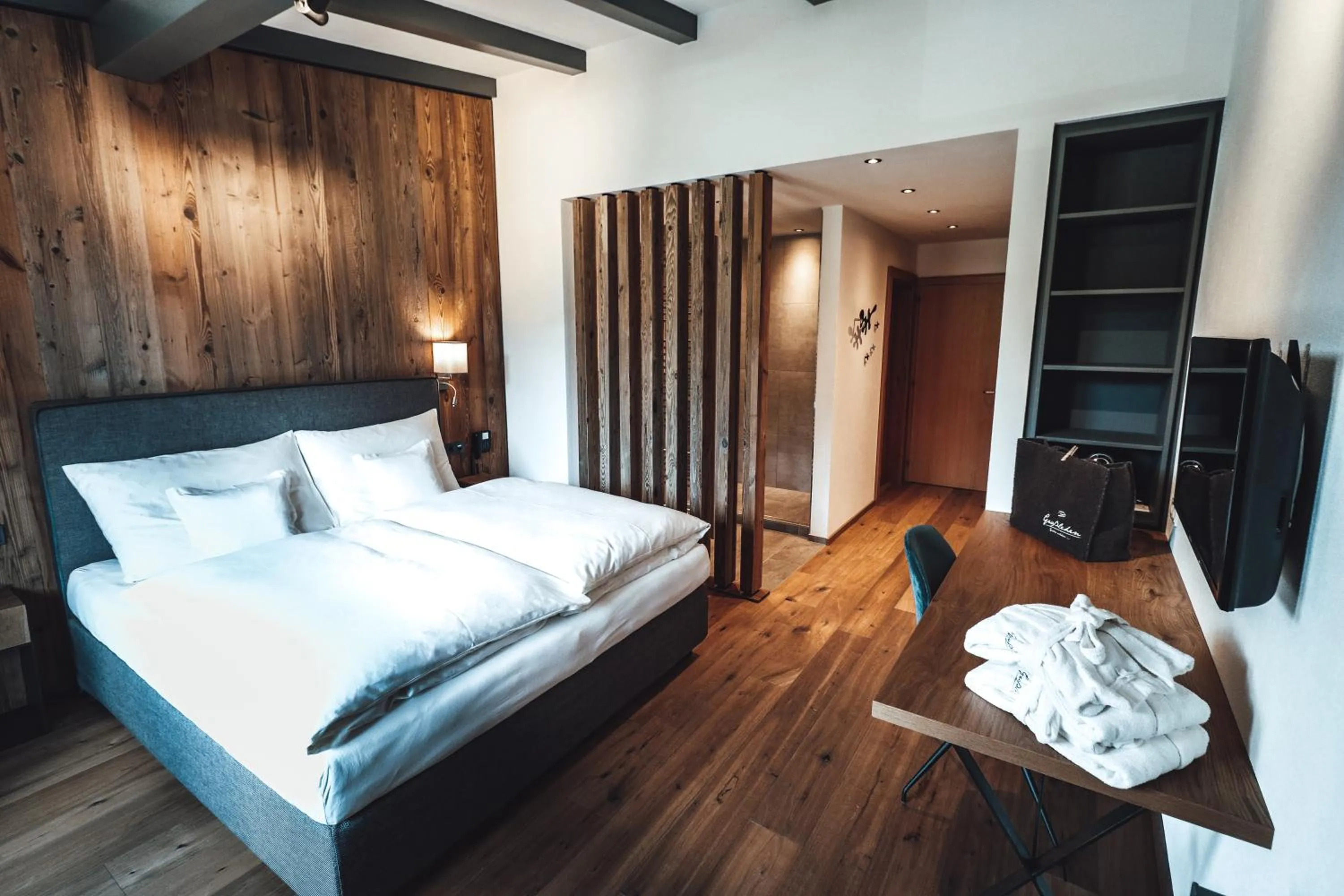 Bedroom, Bed in Farm Hotel Chalet Grosslehen