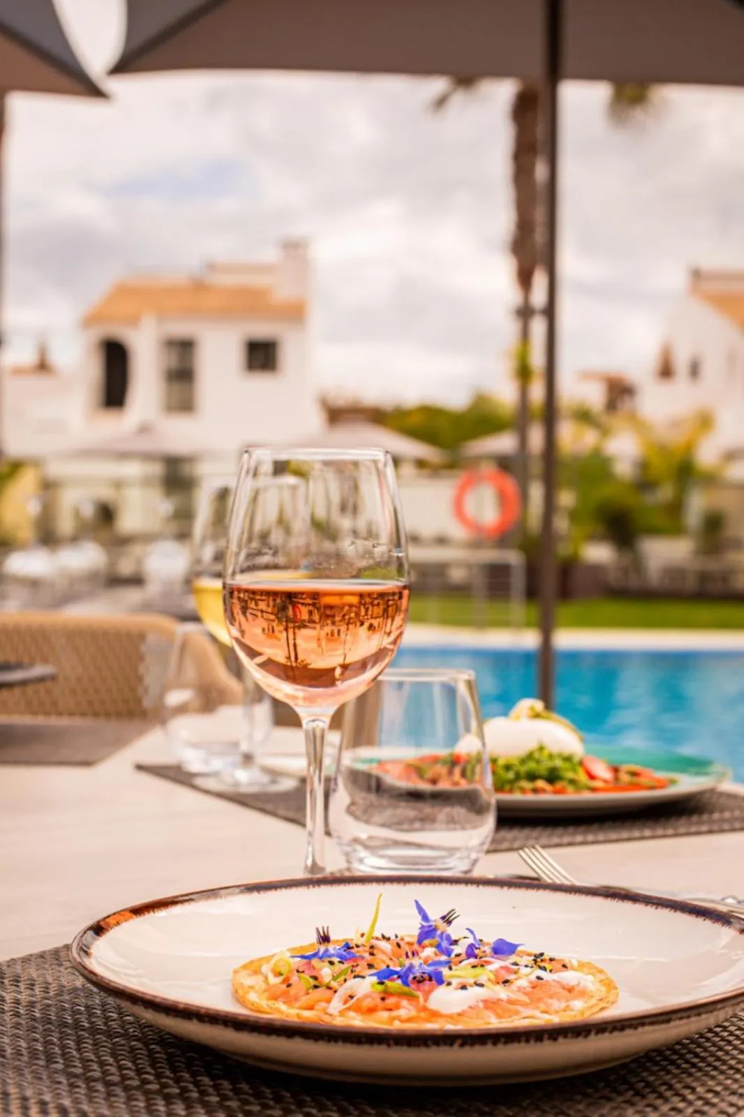 Restaurant/places to eat in Apartamentos Honorio - Pool and Garden