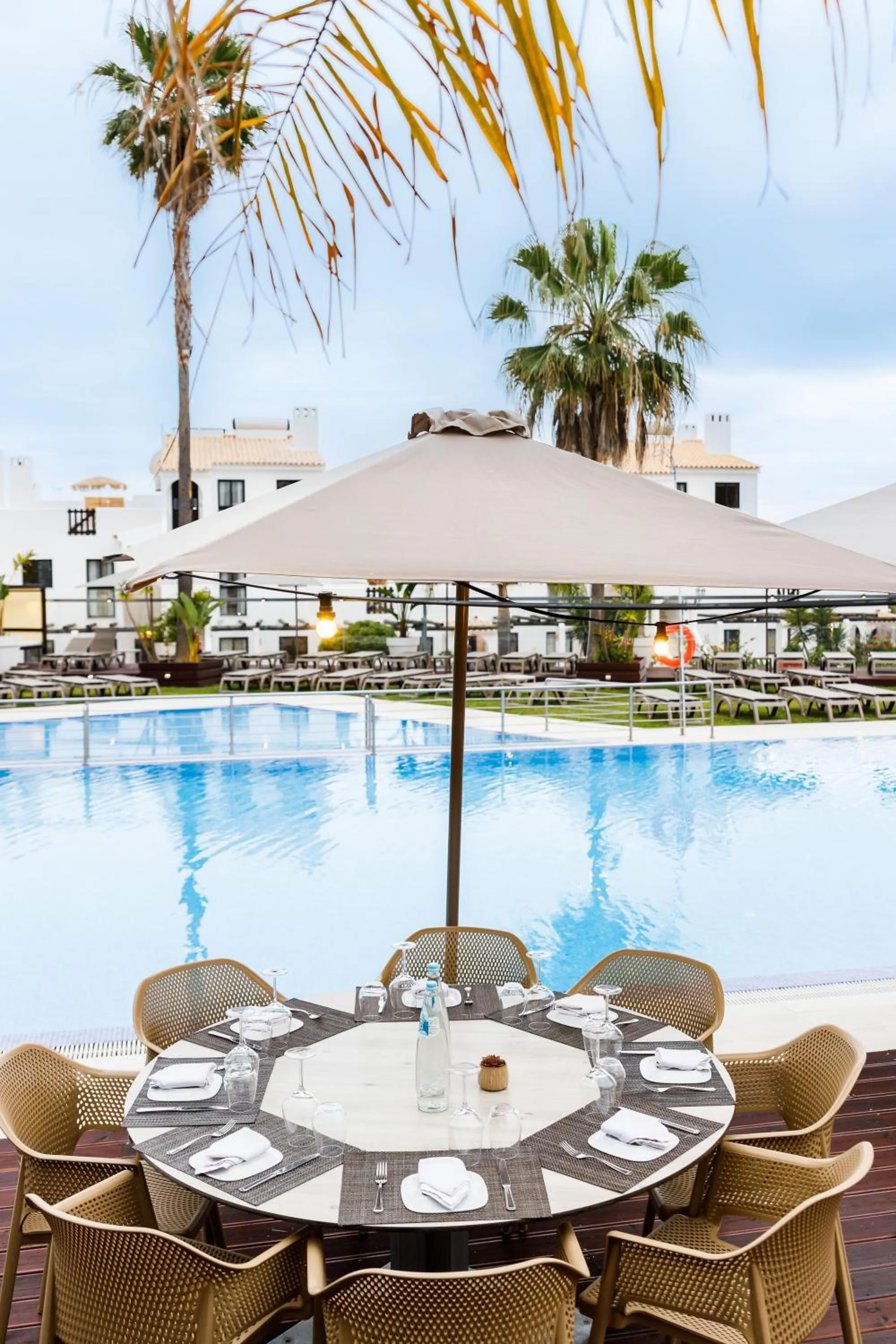 Restaurant/places to eat in Apartamentos Honorio - Pool and Garden