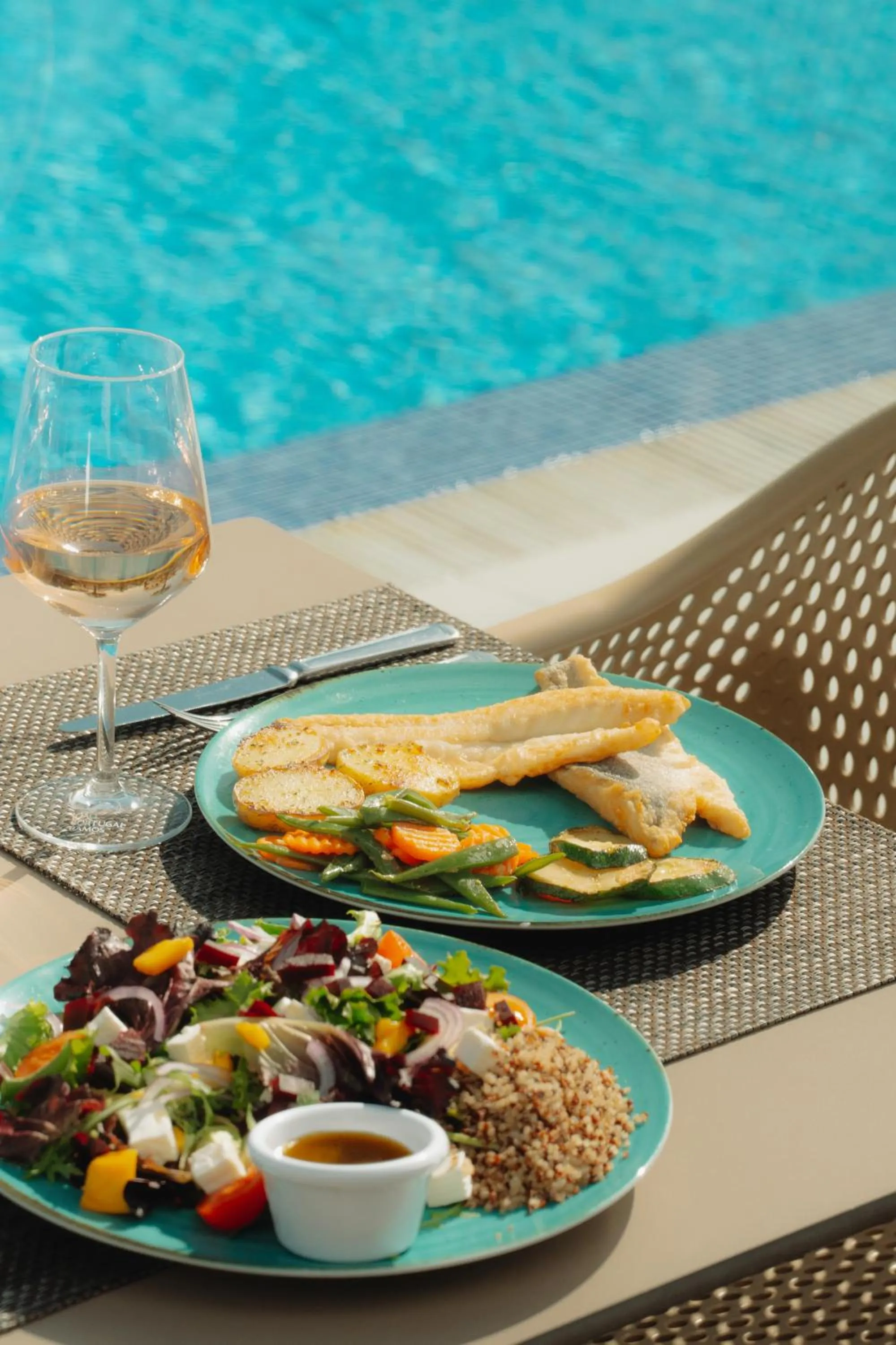 Restaurant/places to eat in Apartamentos Honorio - Pool and Garden