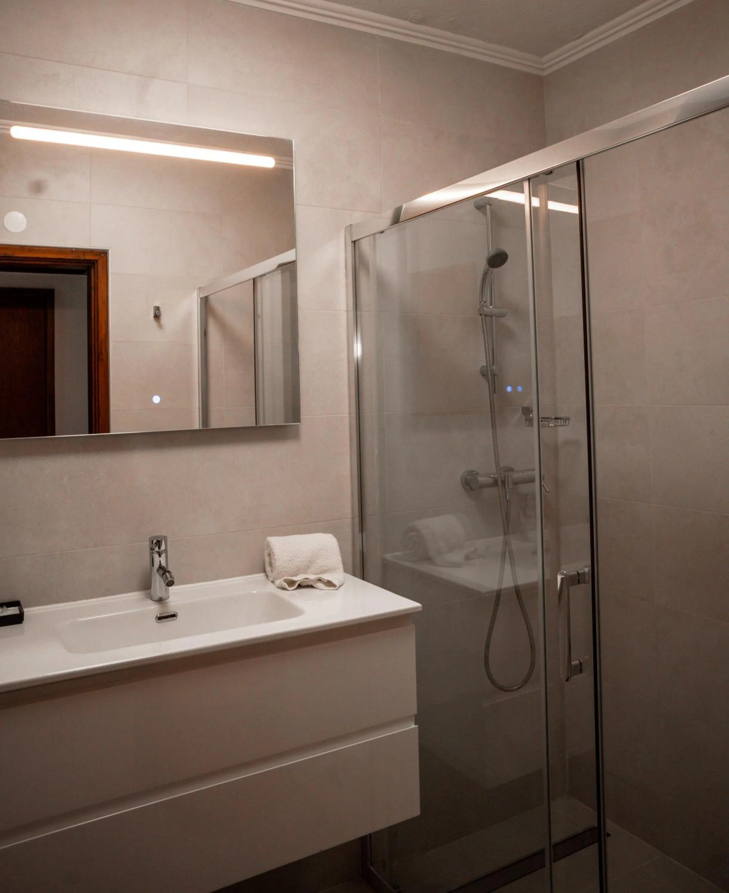 Shower in Apartamentos Honorio - Pool and Garden