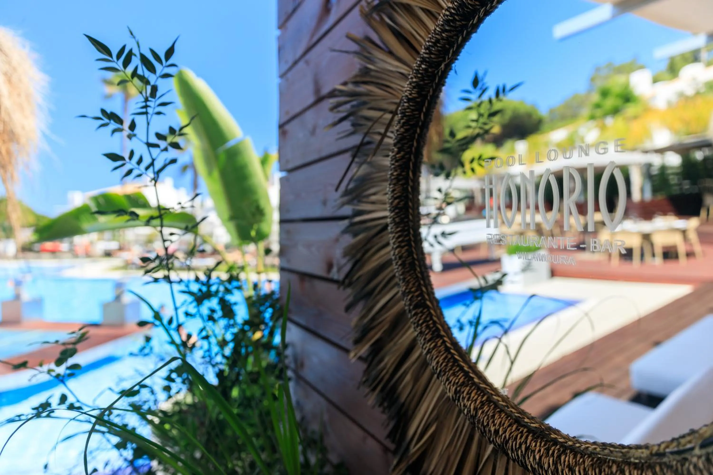 Restaurant/places to eat in Apartamentos Honorio - Pool and Garden