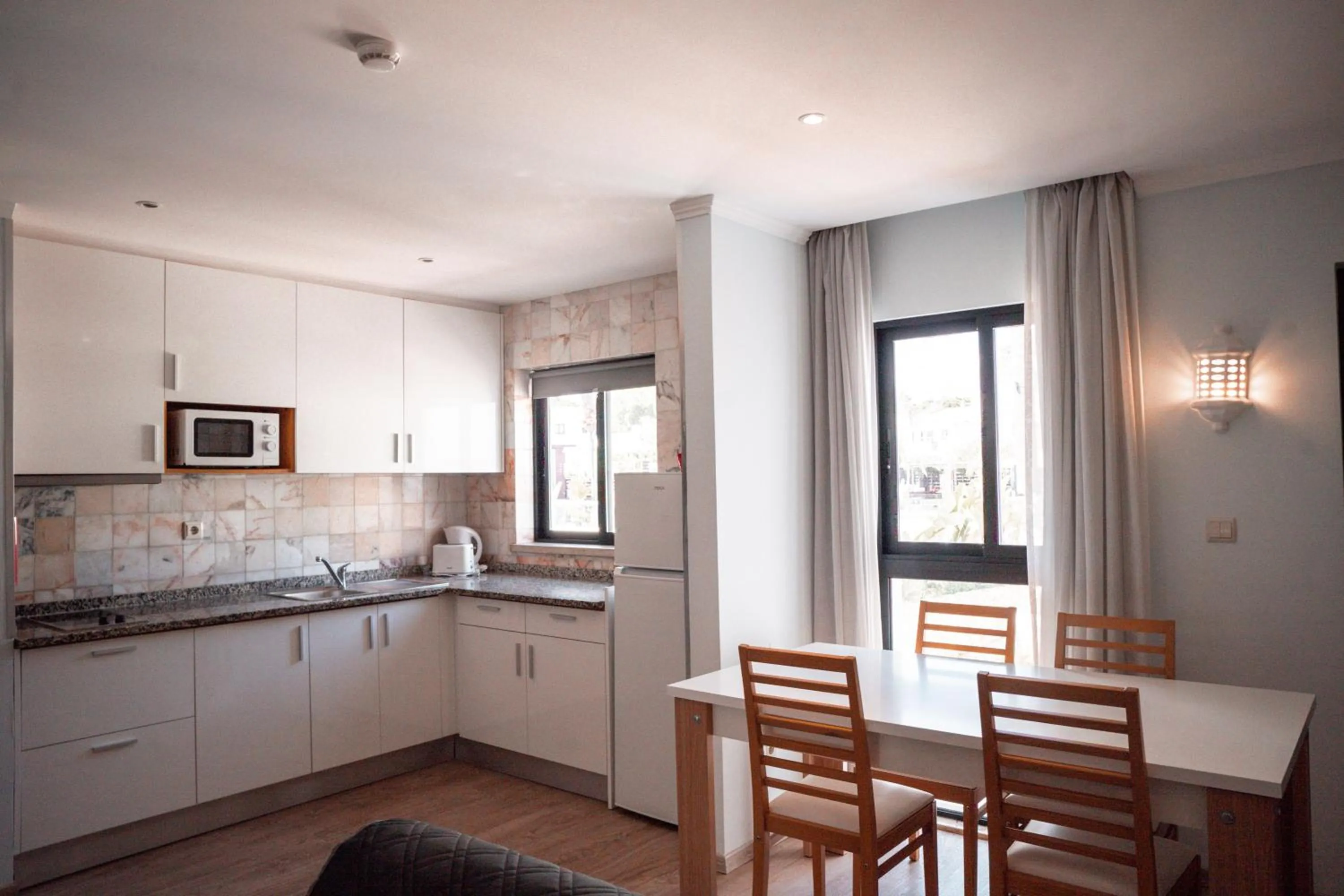 Kitchen or kitchenette in Apartamentos Honorio - Pool and Garden