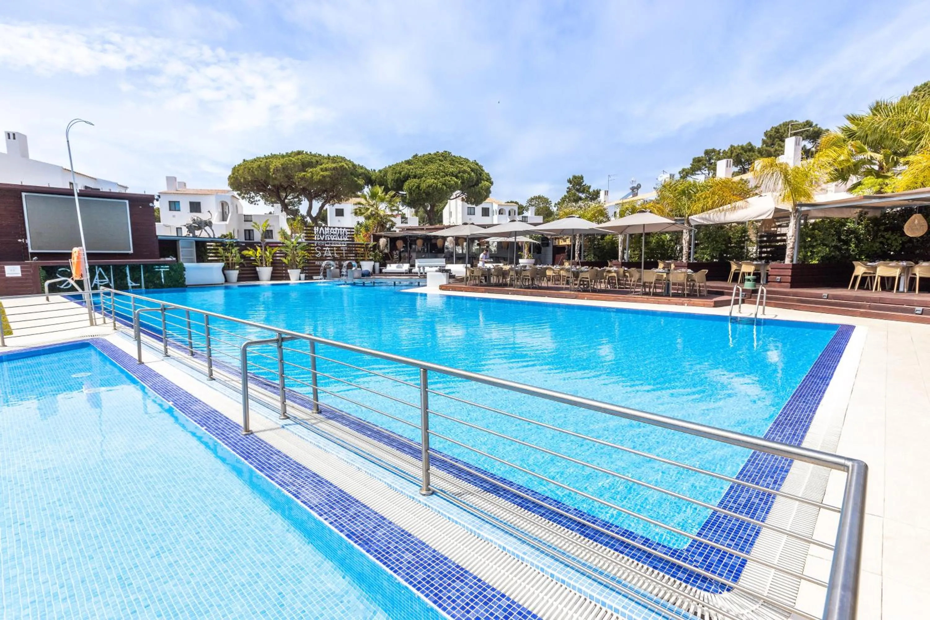 Restaurant/places to eat in Apartamentos Honorio - Pool and Garden