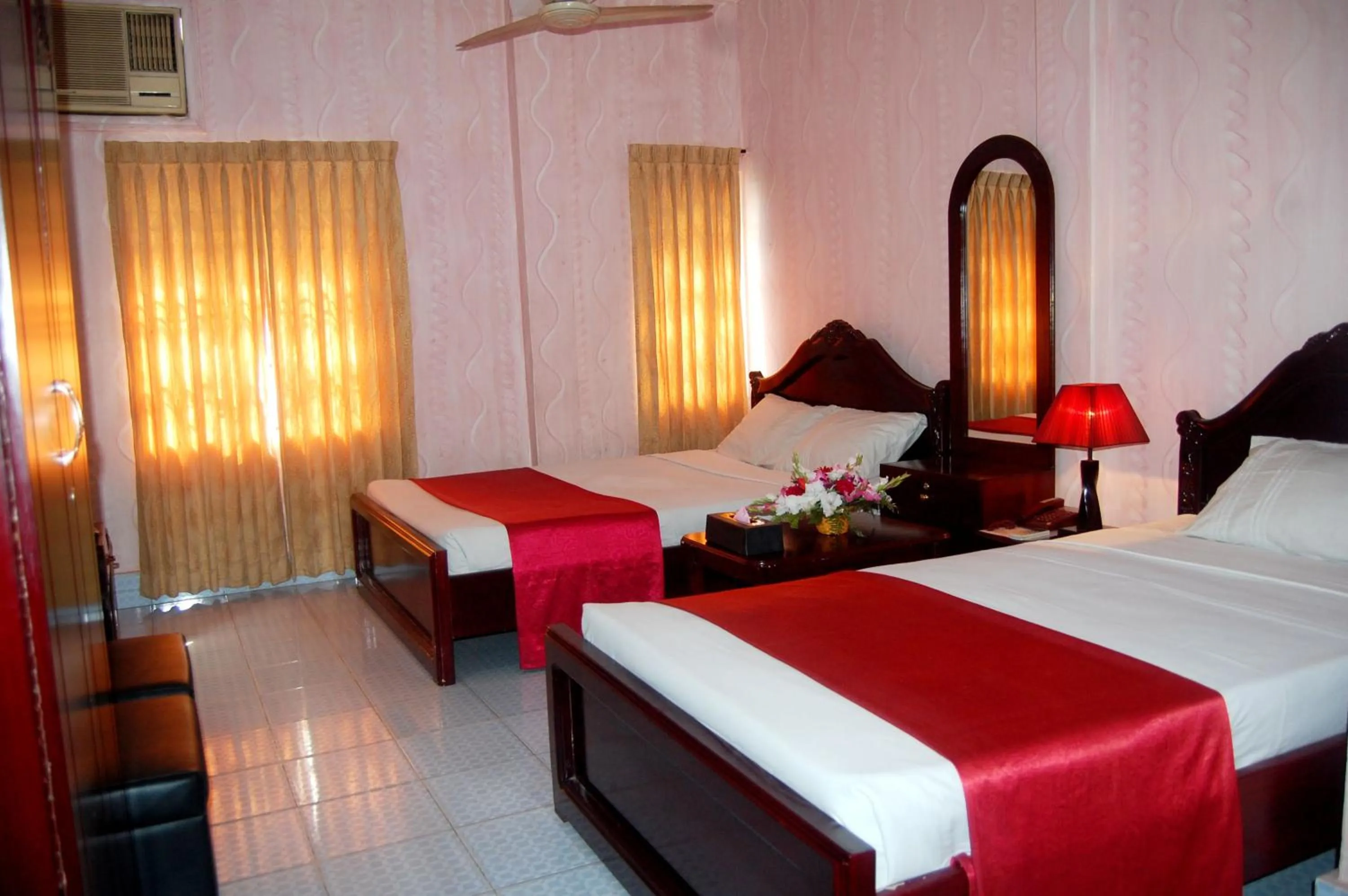 Bed in Hotel Swiss Garden International