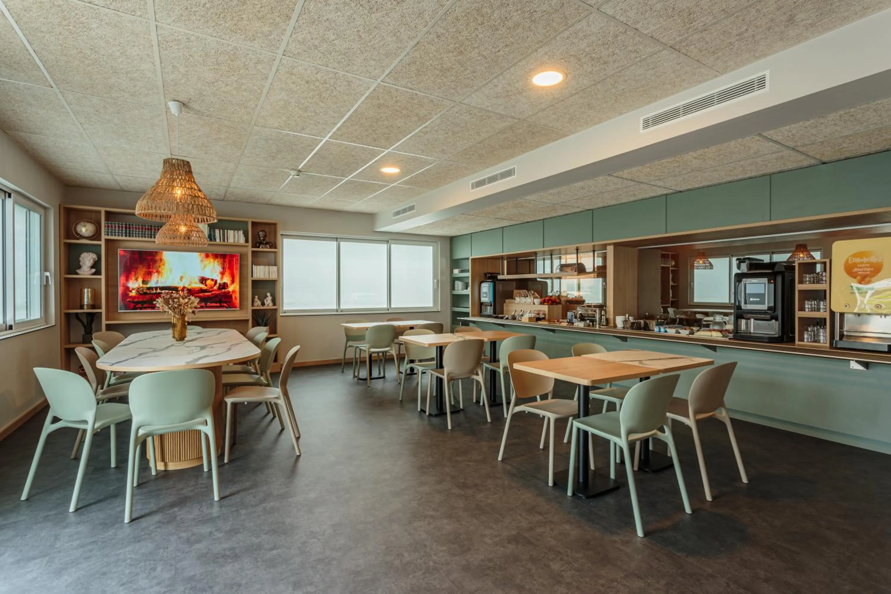 Communal lounge/ TV room in Kyriad Anglet - Biarritz