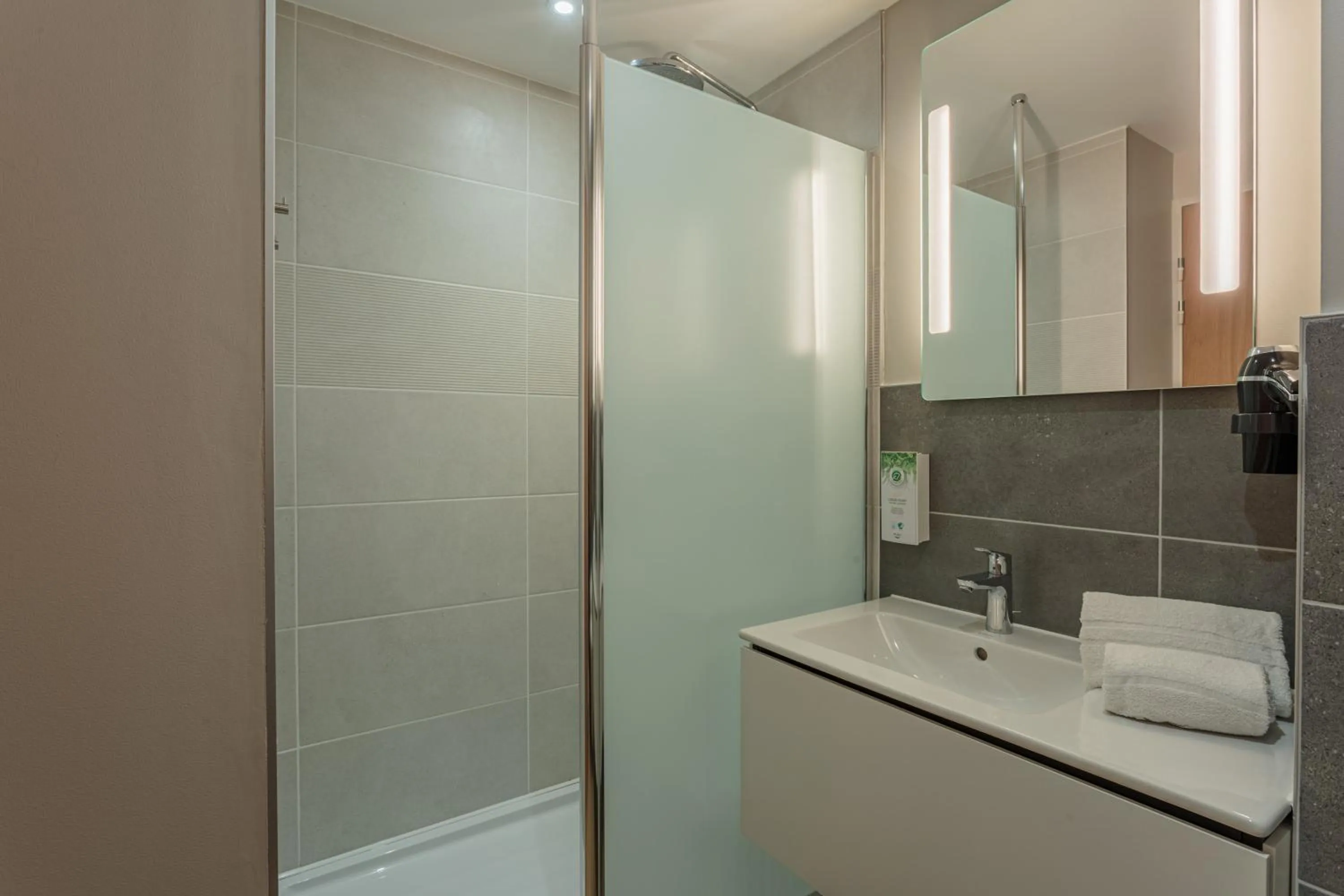 Bathroom in Kyriad Anglet - Biarritz