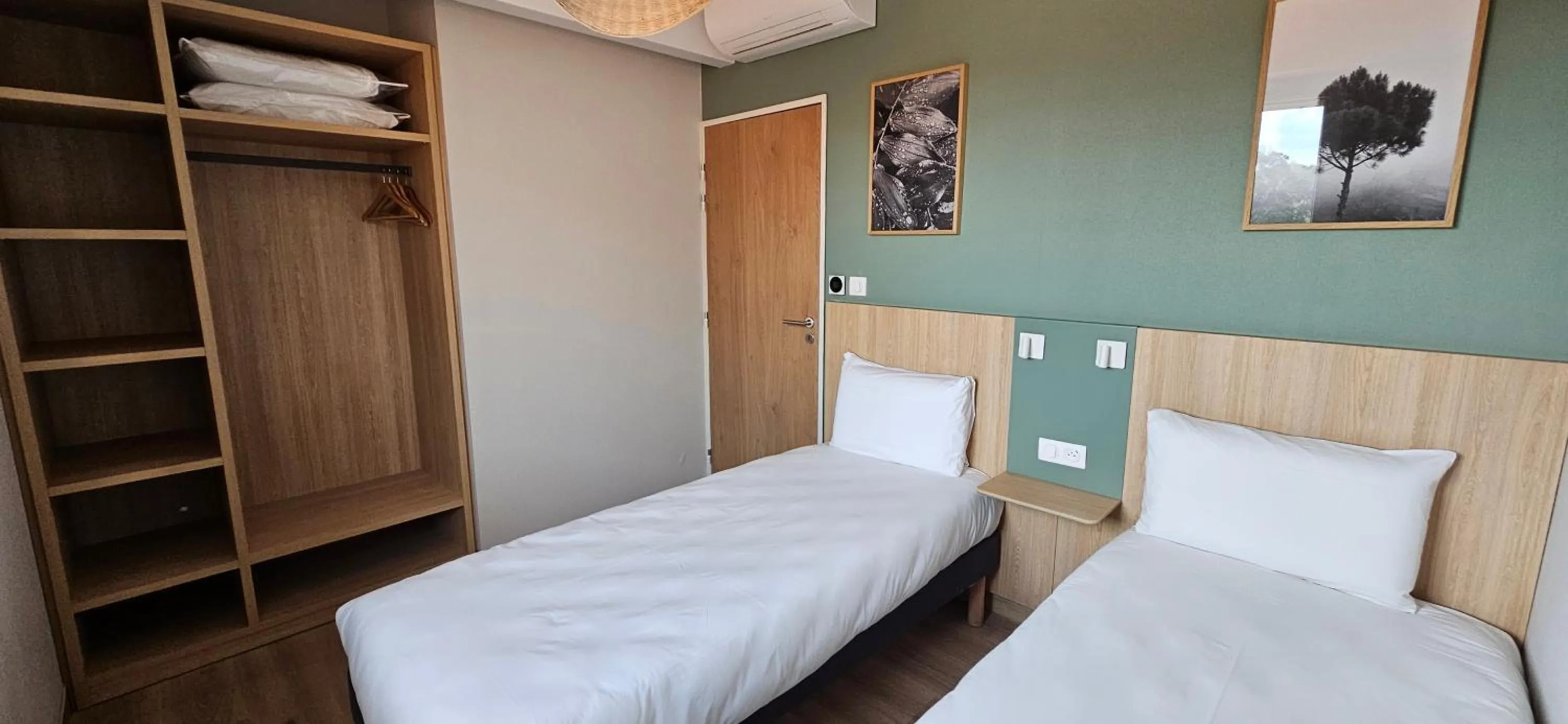 Bedroom, Bed in Kyriad Anglet - Biarritz