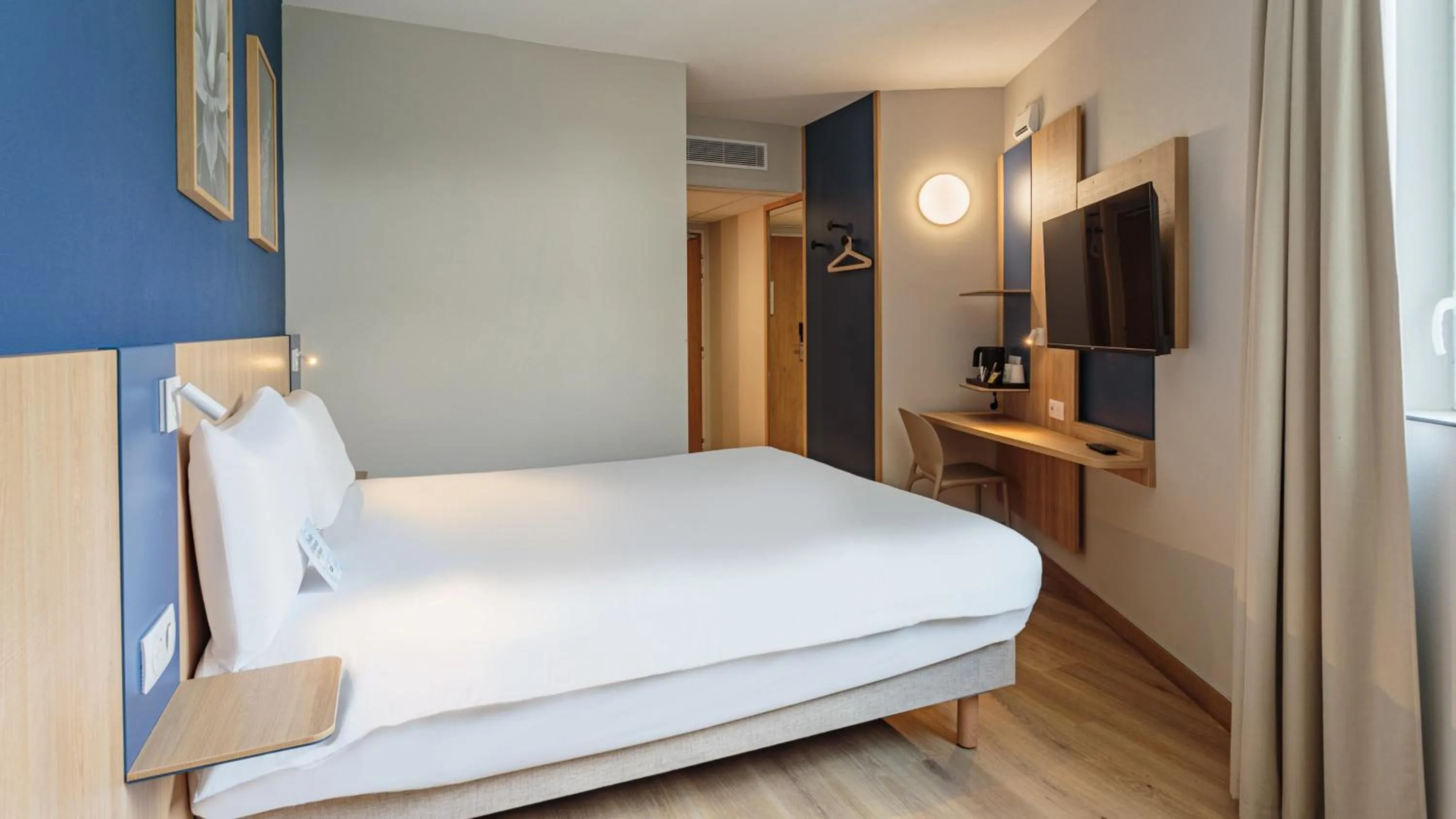 Bedroom, Bed in Kyriad Anglet - Biarritz