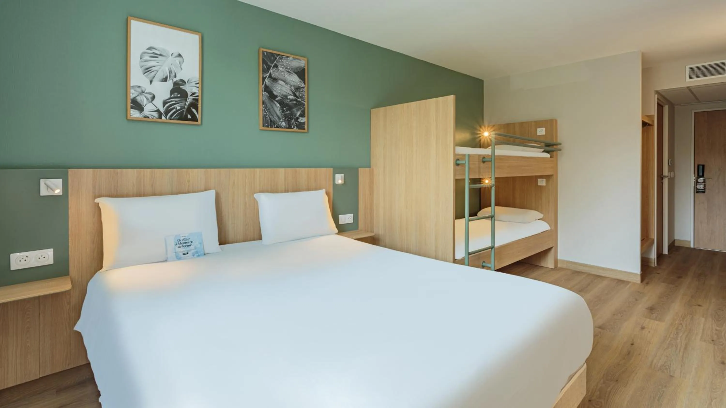 Bedroom, Bed in Kyriad Anglet - Biarritz