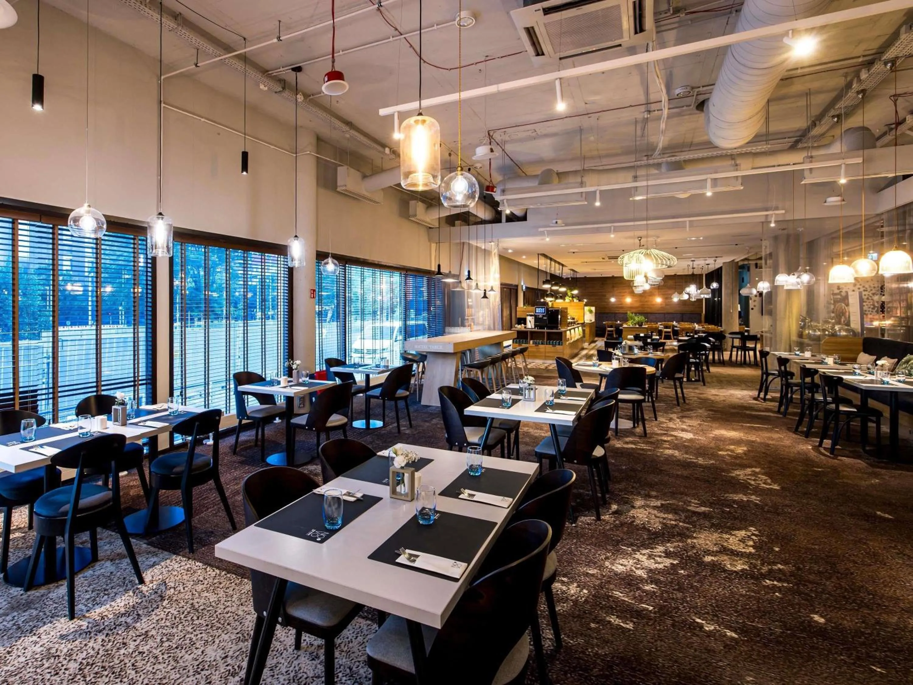 Restaurant/places to eat in Novotel Wrocław Centrum