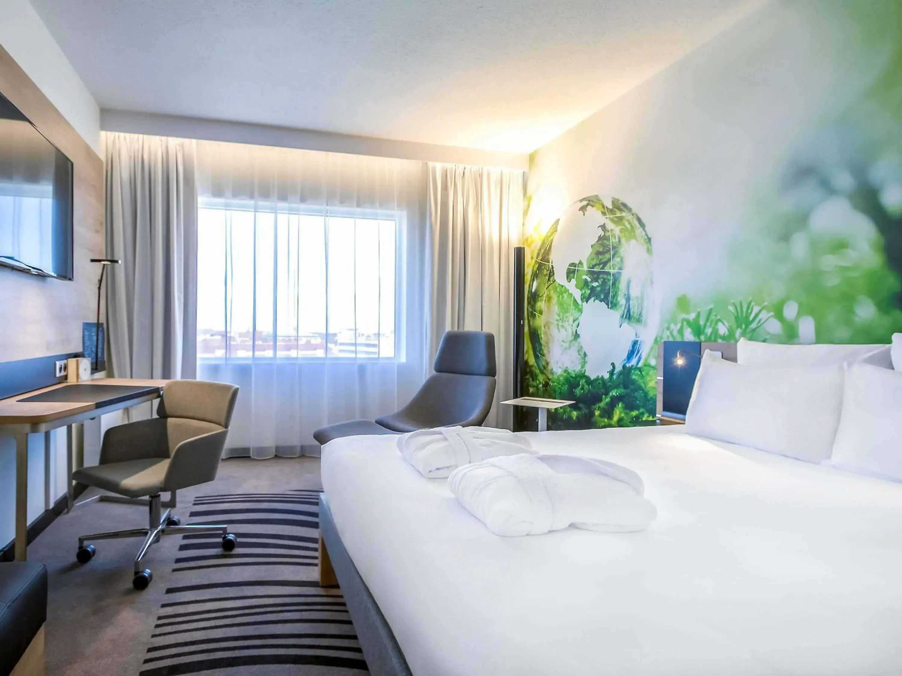 Property building, Bed in Novotel Wrocław Centrum Property building, Bed in Novotel Wrocław Centrum