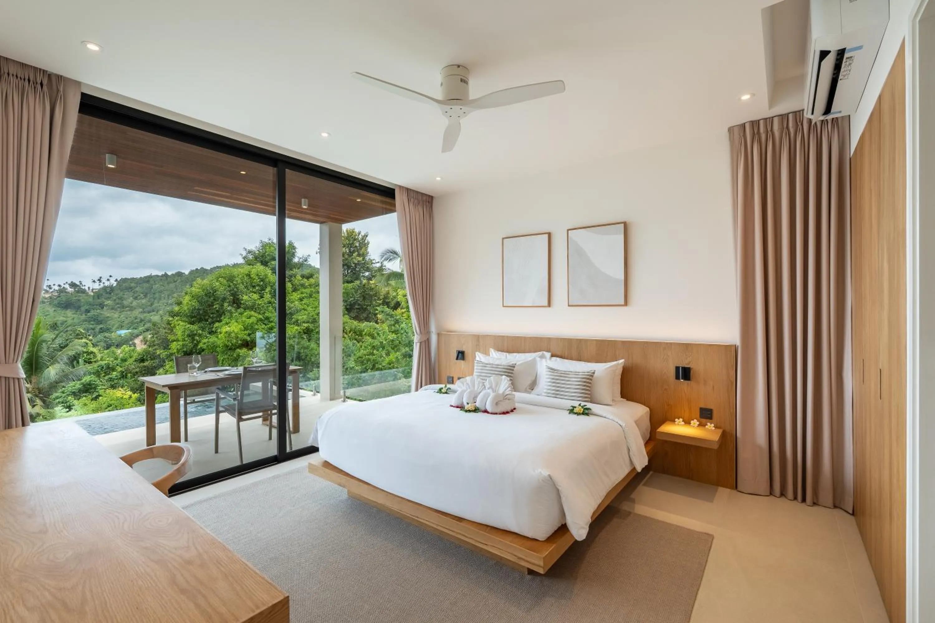 Bed in Bay Villas Koh Phangan