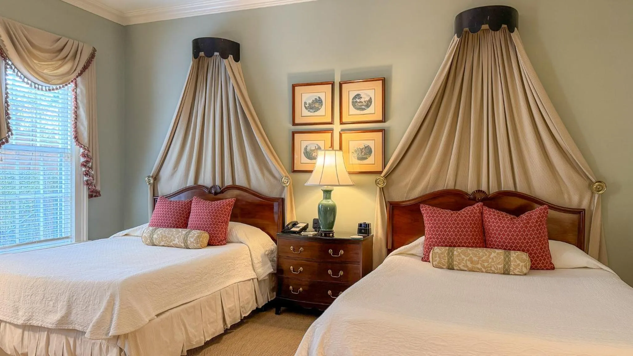 Photo of the whole room, Bed in John Rutledge House Inn