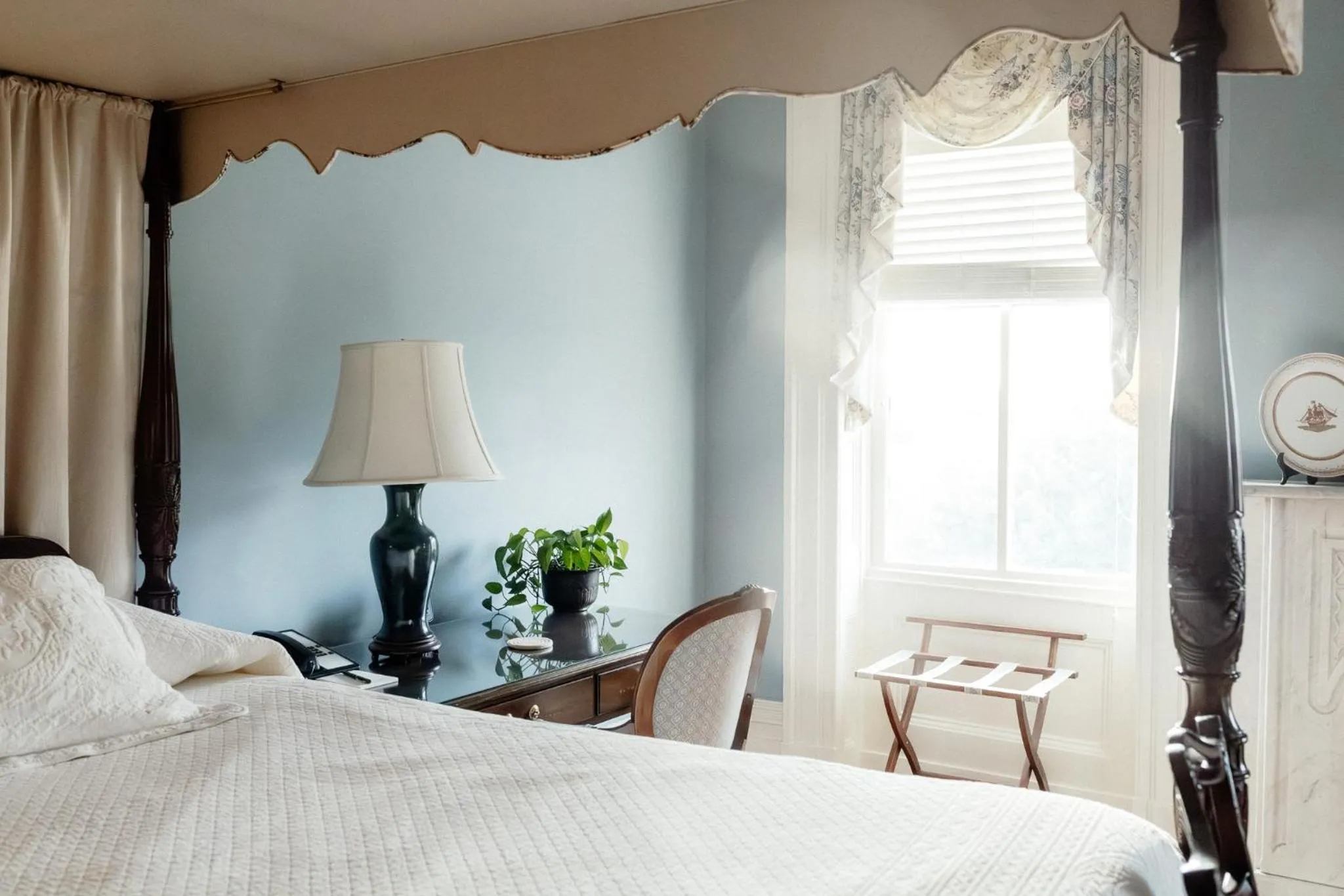 Bed in John Rutledge House Inn