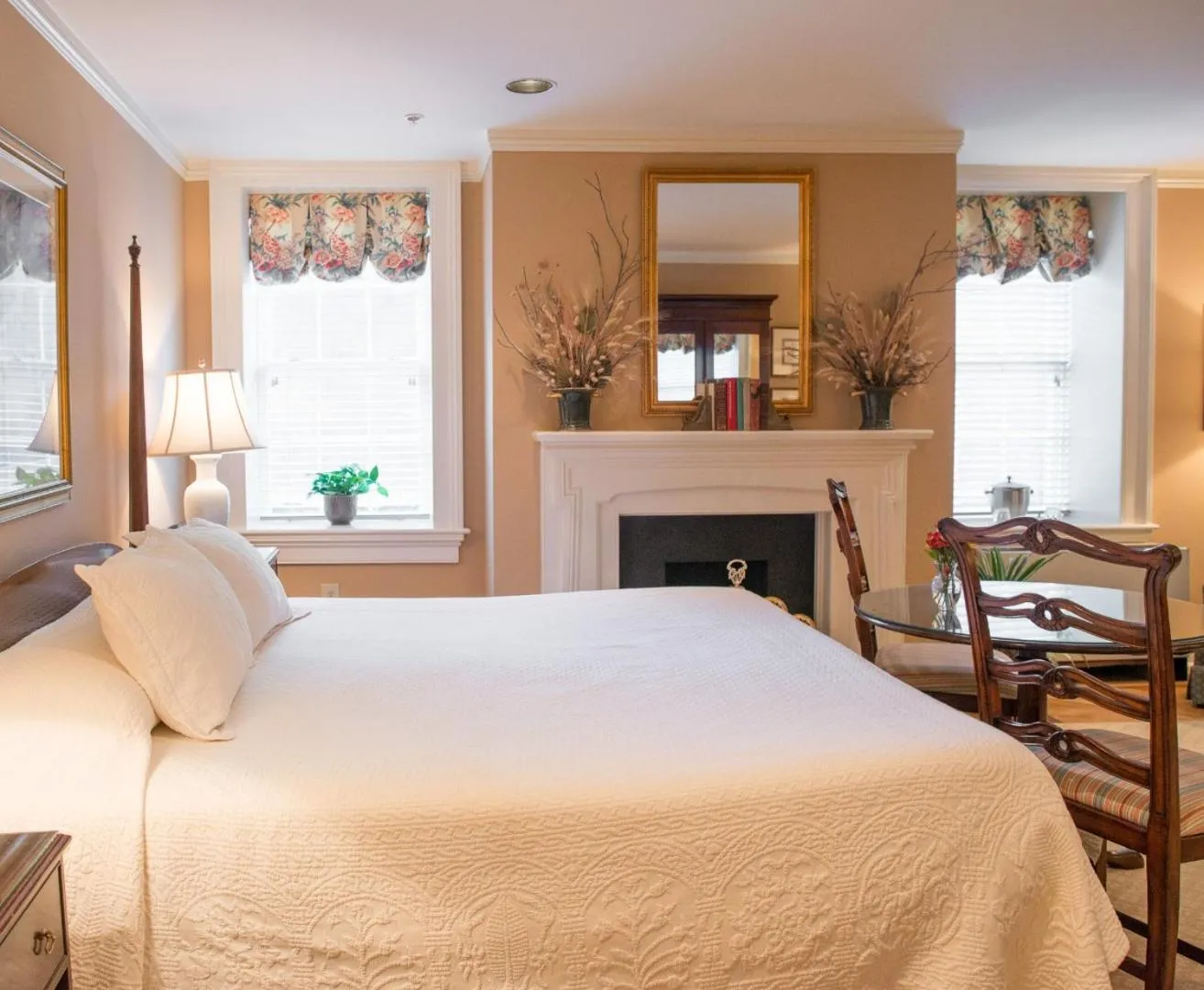 Bed in John Rutledge House Inn