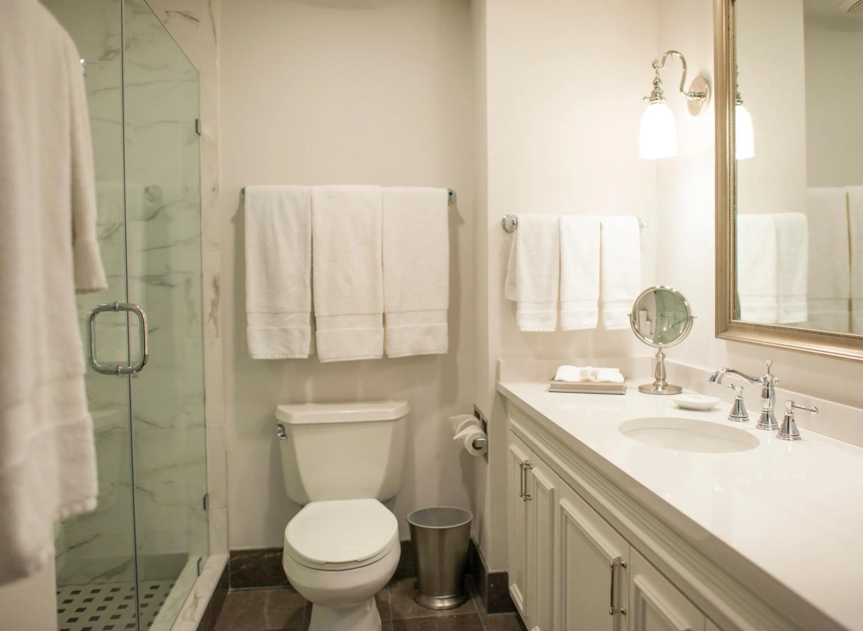 Toilet in John Rutledge House Inn