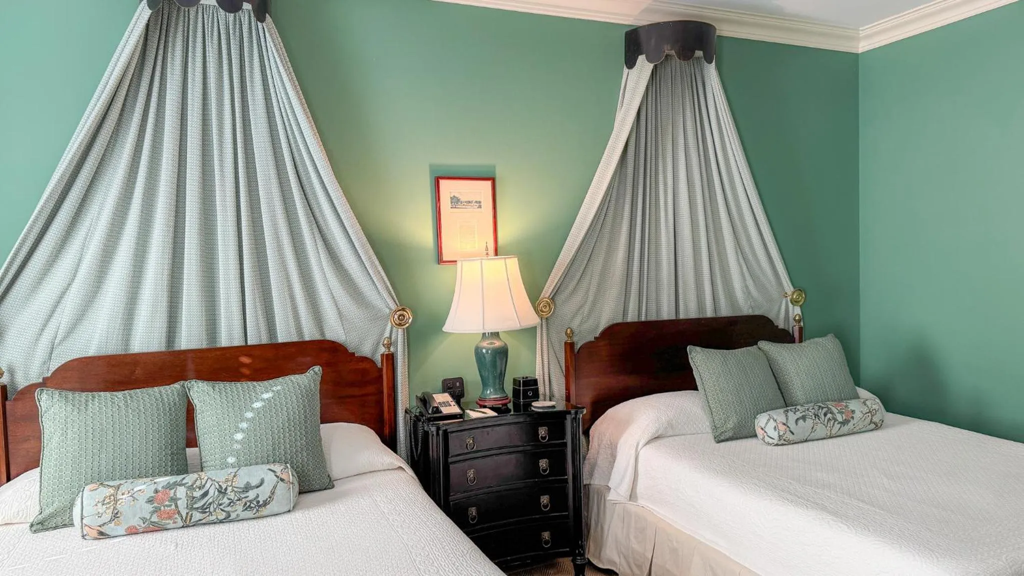 Bed in John Rutledge House Inn