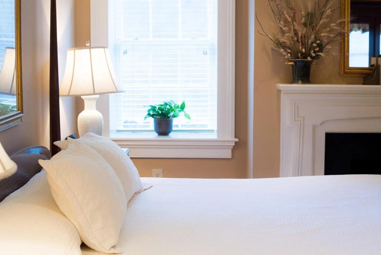 Bed in John Rutledge House Inn